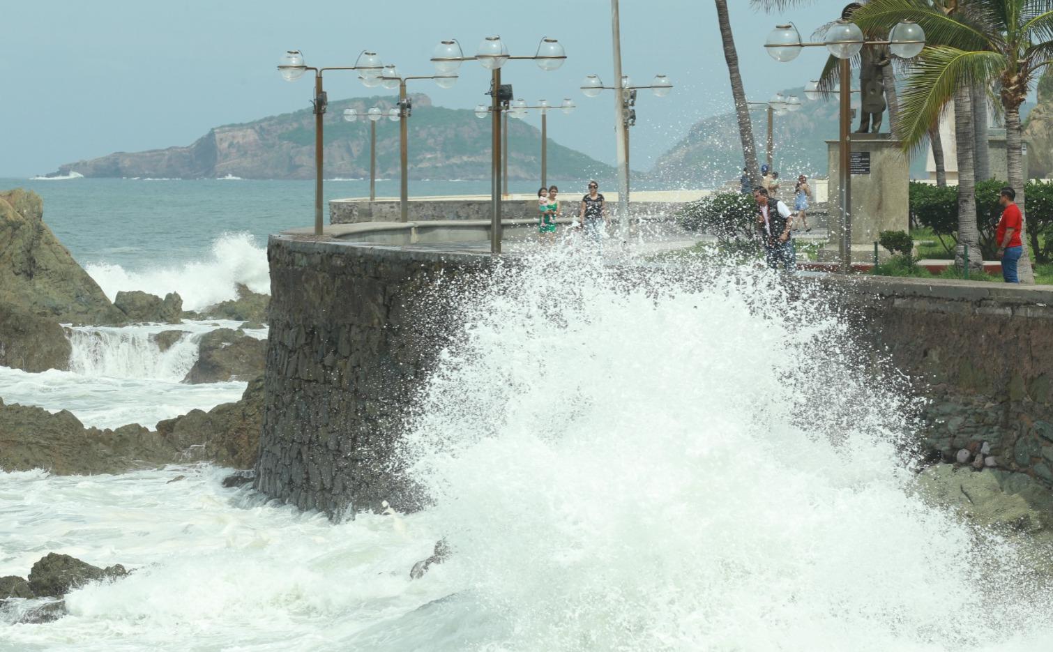 $!Cierran de nuevo las playas de Mazatlán por fuerte oleaje
