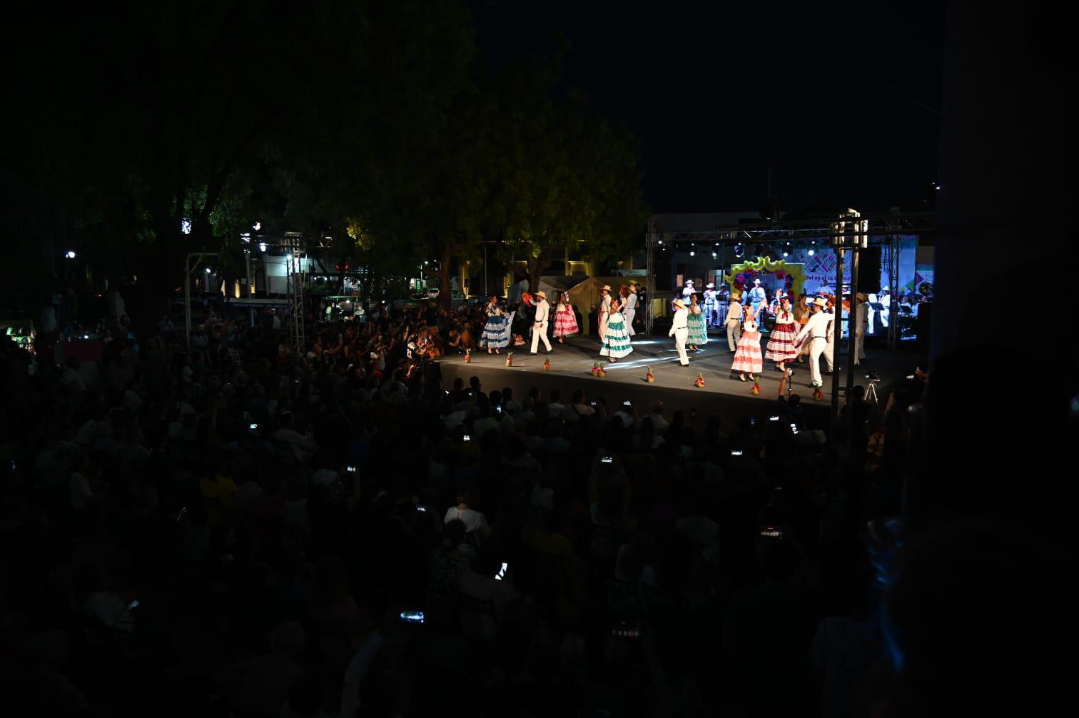 $!La Guelaguetza y el color de Oaxaca engalanan el inicio del XXXI Festival Internacional Universitario de la Cultura 2026, en el 153 aniversario de la UAS