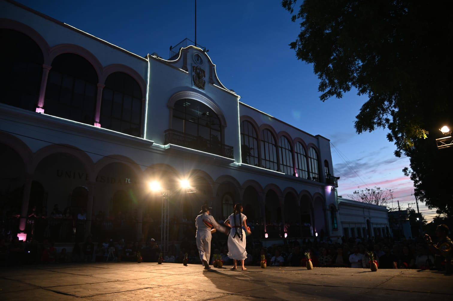 $!La Guelaguetza y el color de Oaxaca engalanan el inicio del XXXI Festival Internacional Universitario de la Cultura 2026, en el 153 aniversario de la UAS