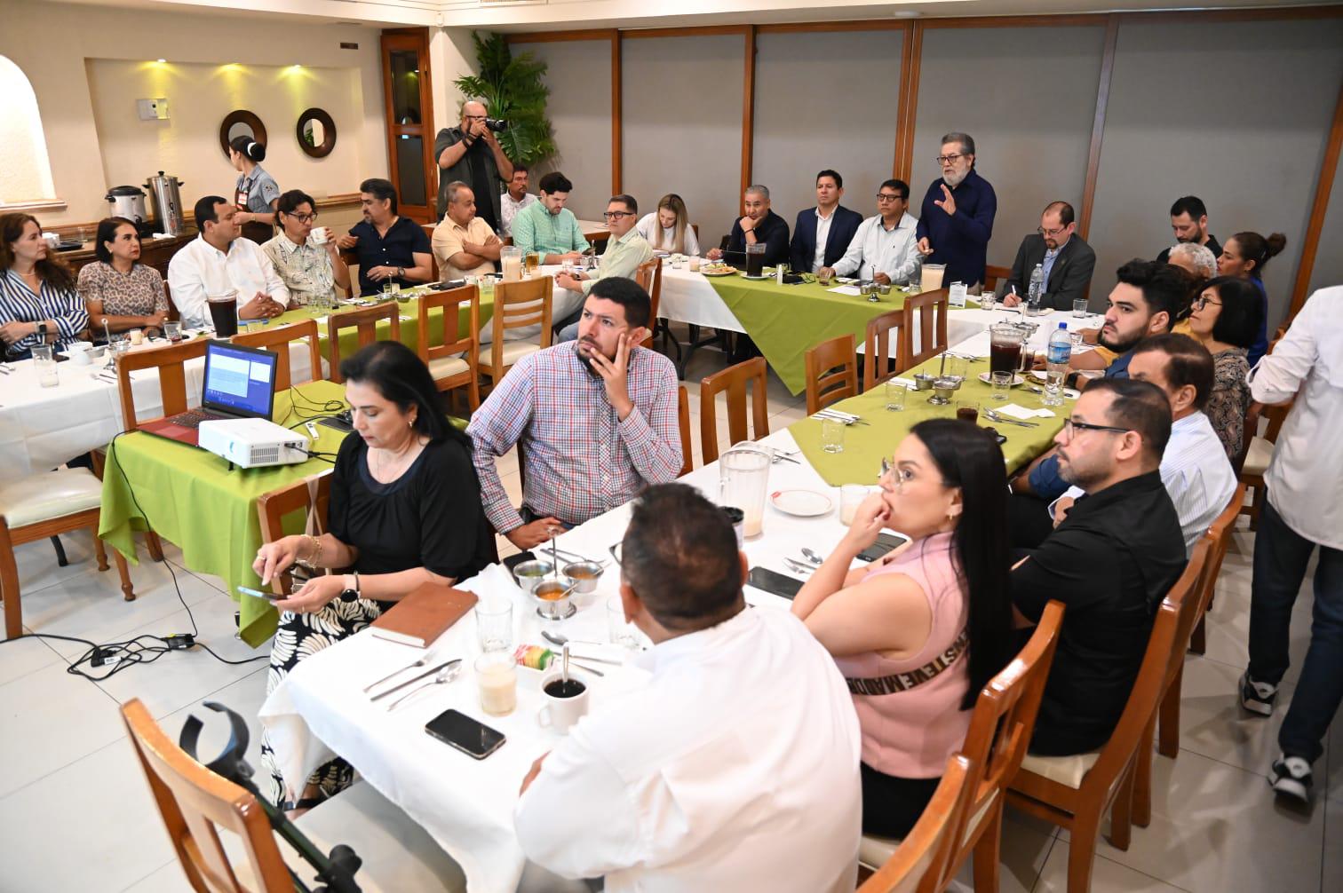 $!Presenta UAS ante colegio Luis F. Molina su ‘plan maestro’ del Universo Rosalino para el Edificio Central