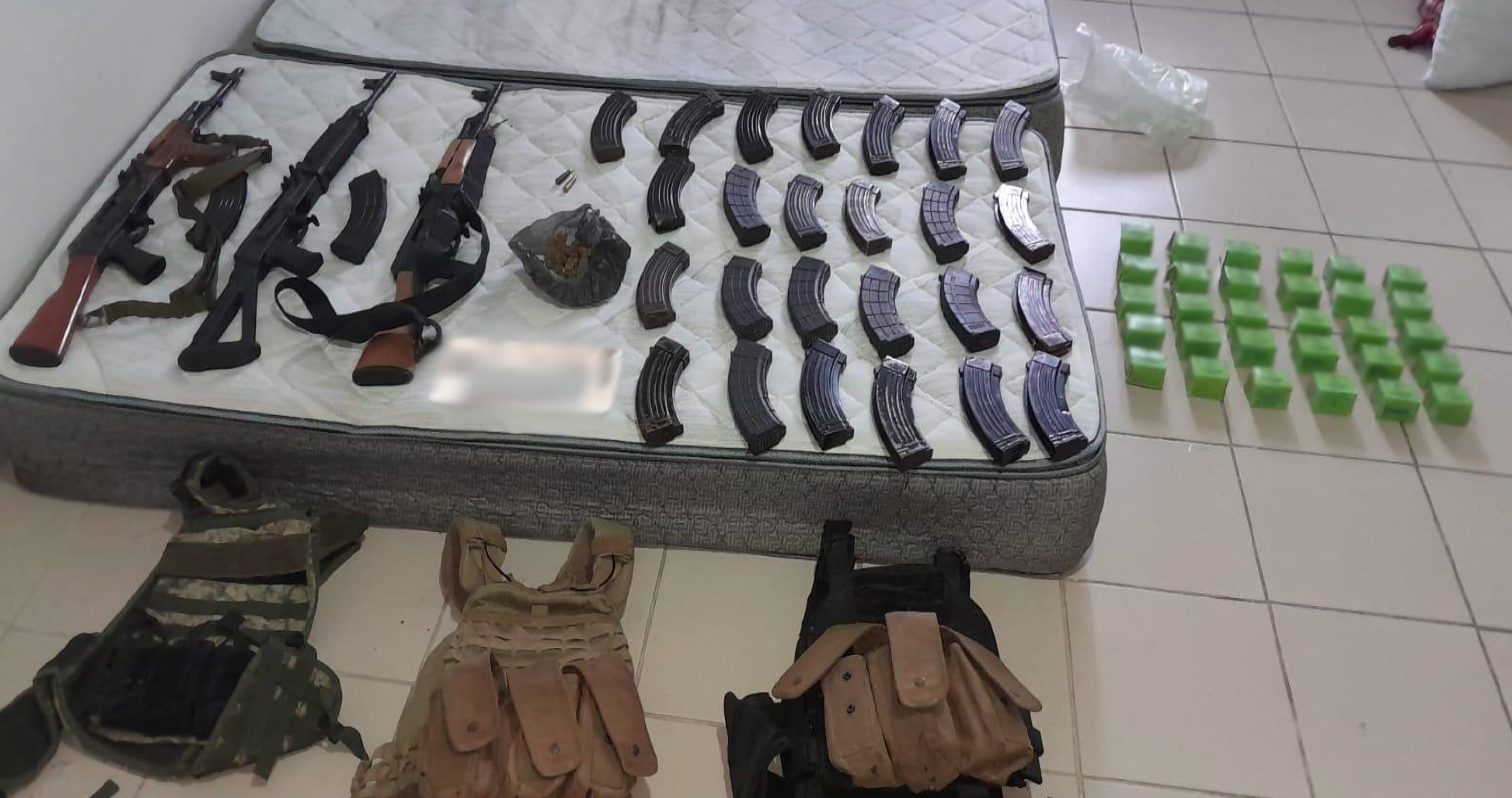 $!Detienen a dos hombres con armas y cartuchos en operativo militar en Culiacán