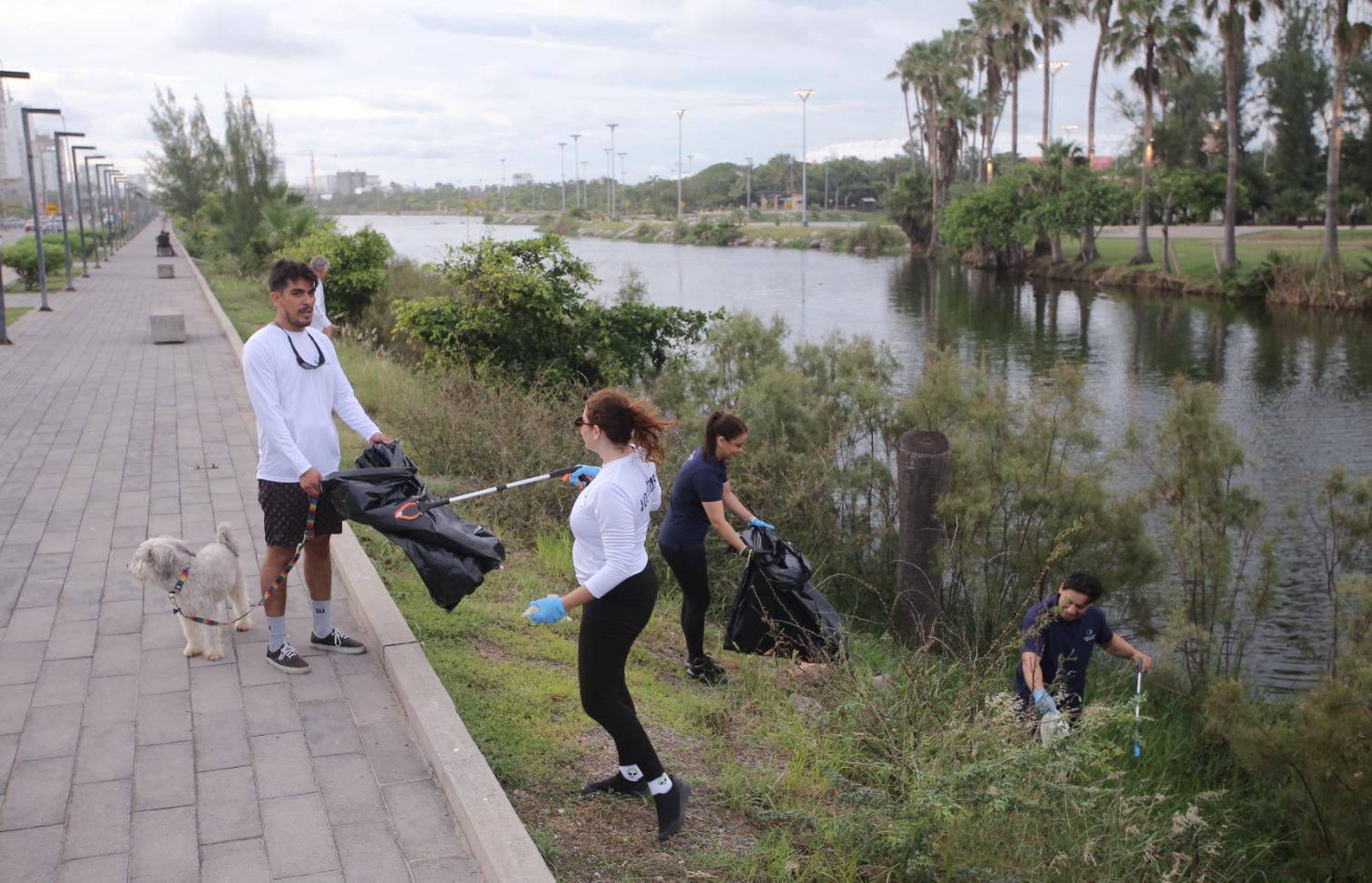 $!Realizan limpieza y dan un respiro a la Laguna del Camarón en Mazatlán