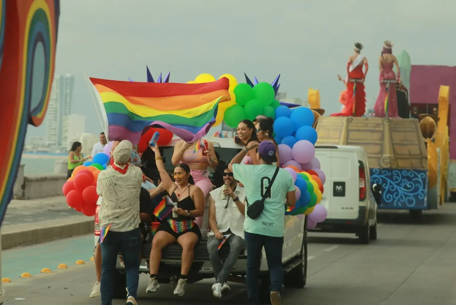 $!Marcha del Orgullo pinta de colores el Malecón de Mazatlán por la igualdad y la diversidad