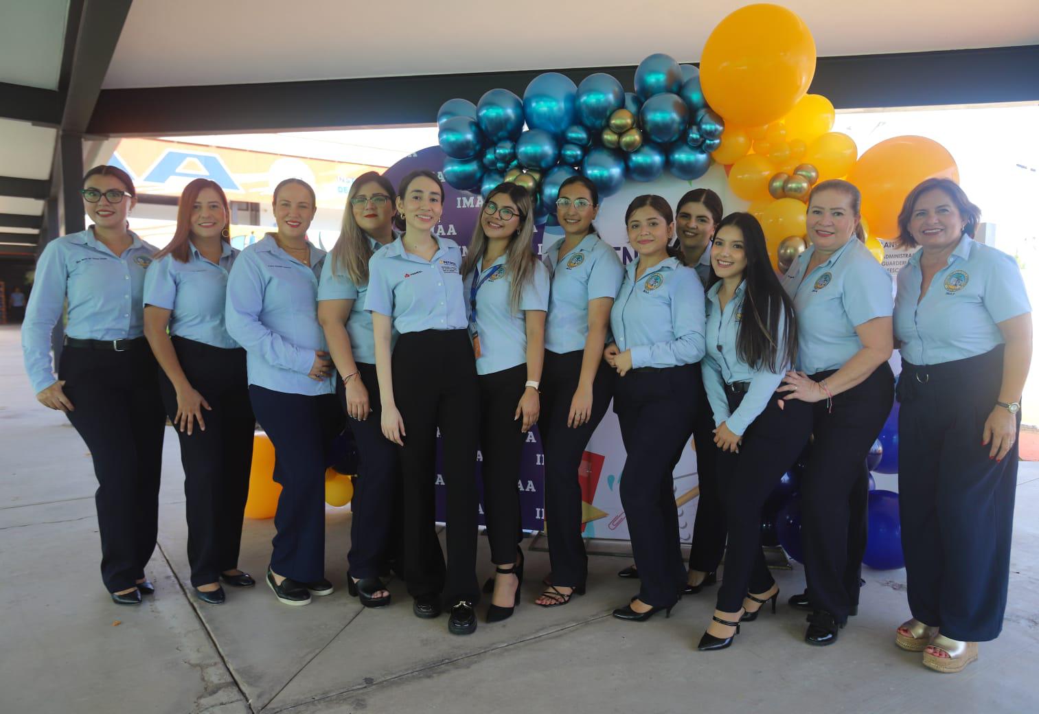 $!Profesoras y directivos estuvieron recibiendo a los alumnos a sus llegada.