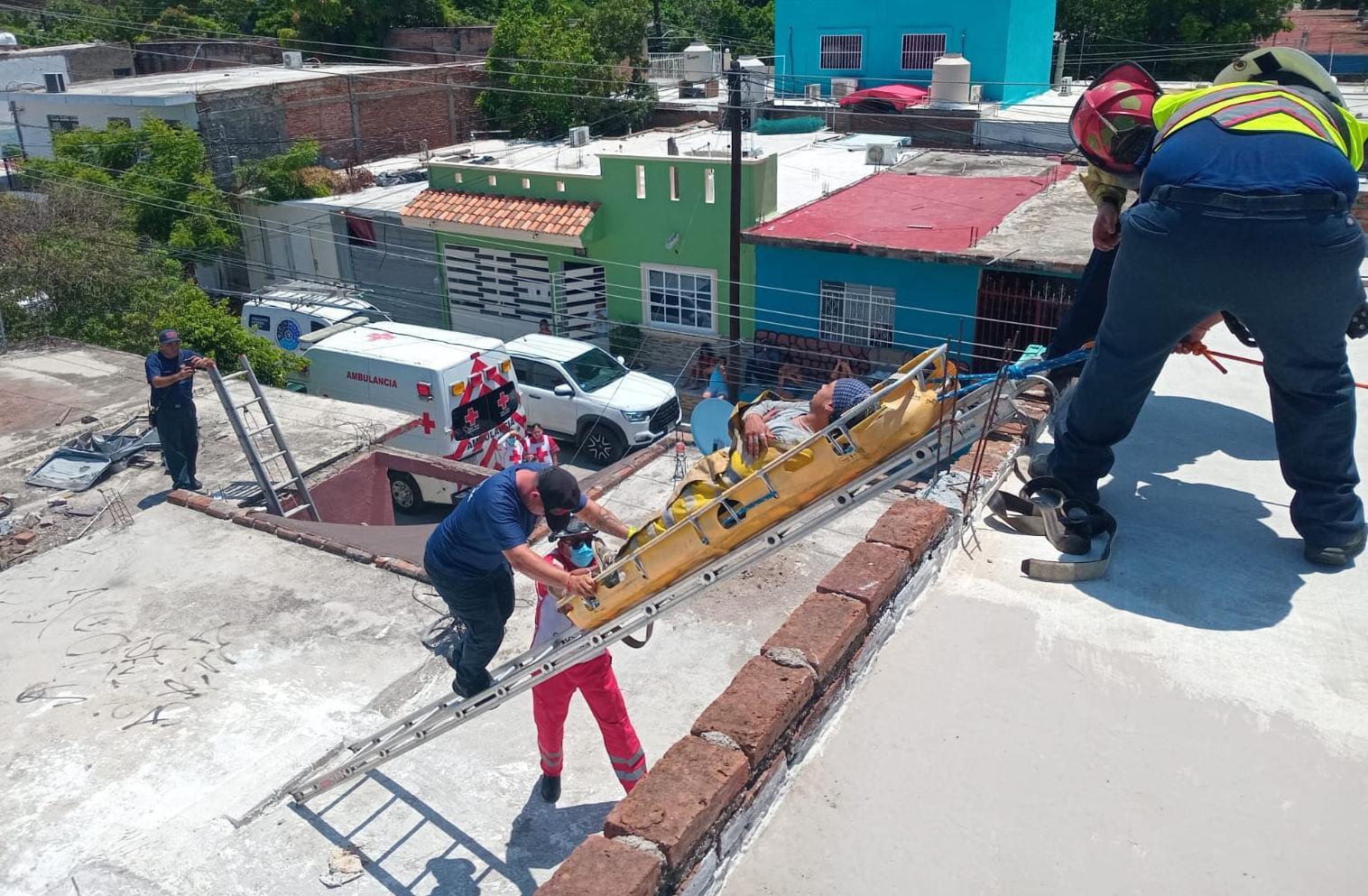 $!Joven sufre descarga eléctrica al dar mantenimiento a minisplit en Mazatlán