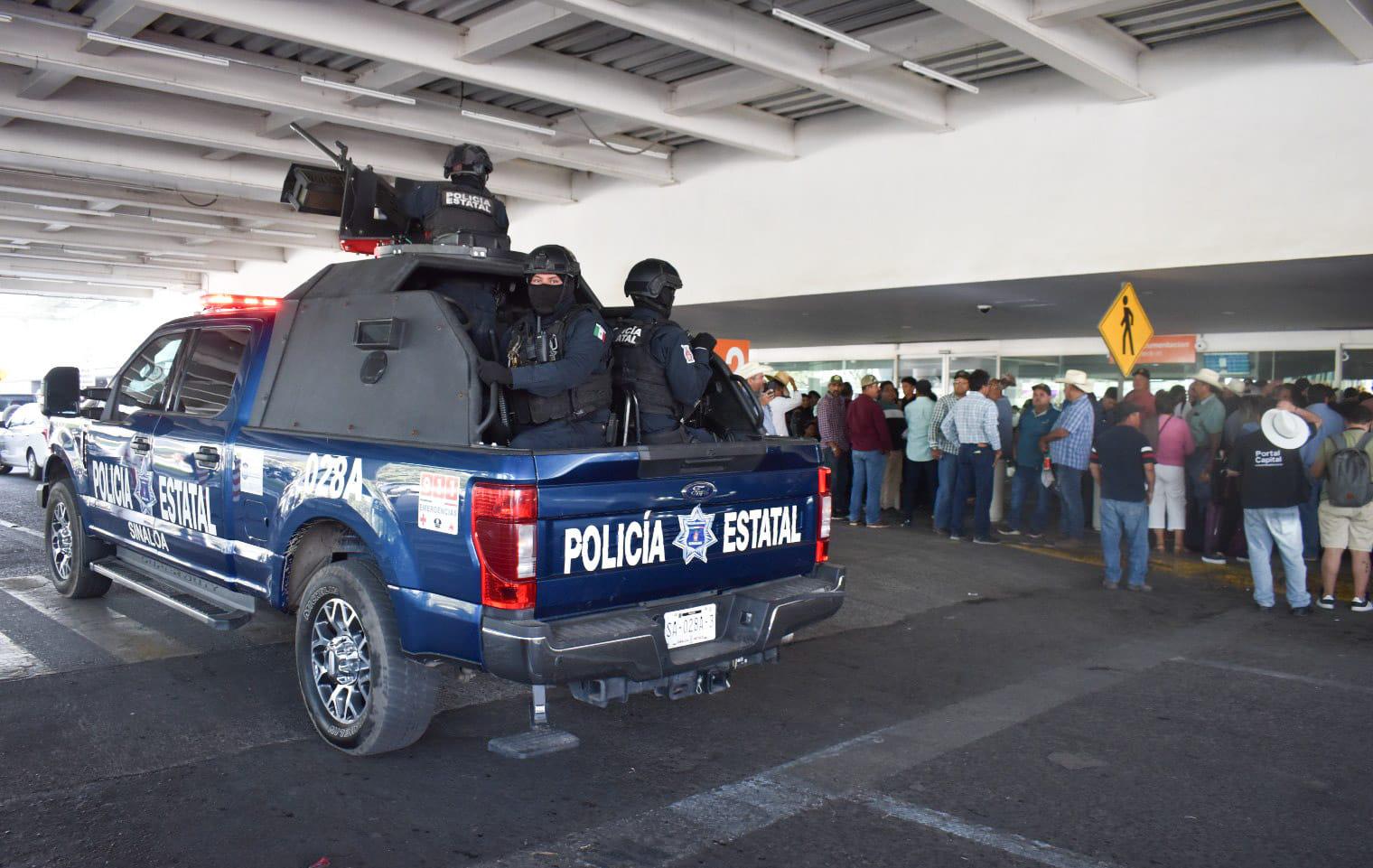 $!Maiceros toman Culiacán y paralizan el Aeropuerto
