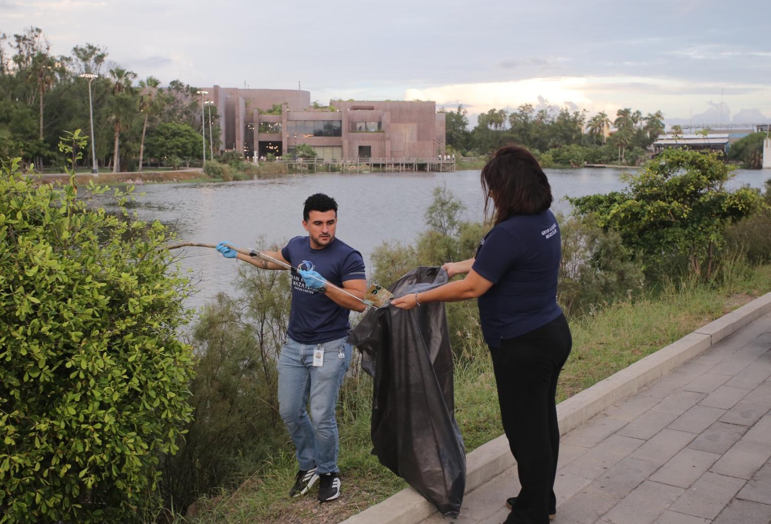 $!Realizan limpieza y dan un respiro a la Laguna del Camarón en Mazatlán