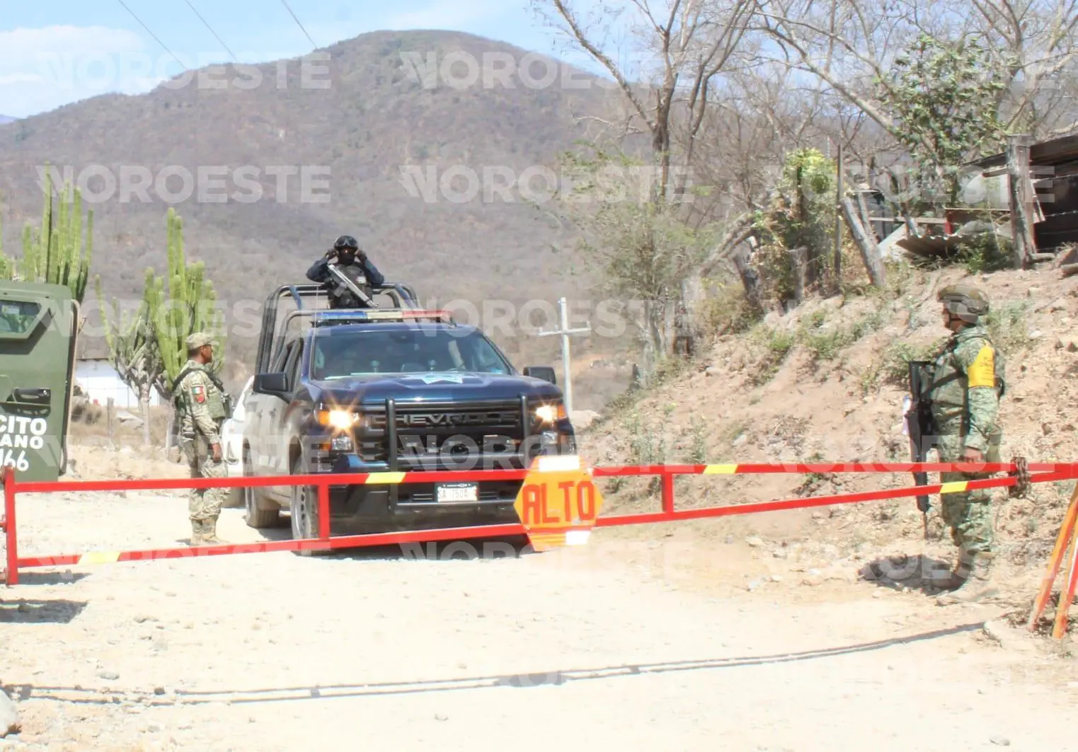 $!Se niega Alcaldesa de Rosario a dar declaraciones en su salida de la mina