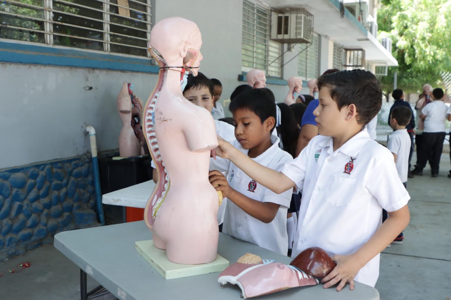 $!El museo itinerante Ciencia en Movimiento fortalece el proceso de enseñanza-aprendizaje en la escuela.