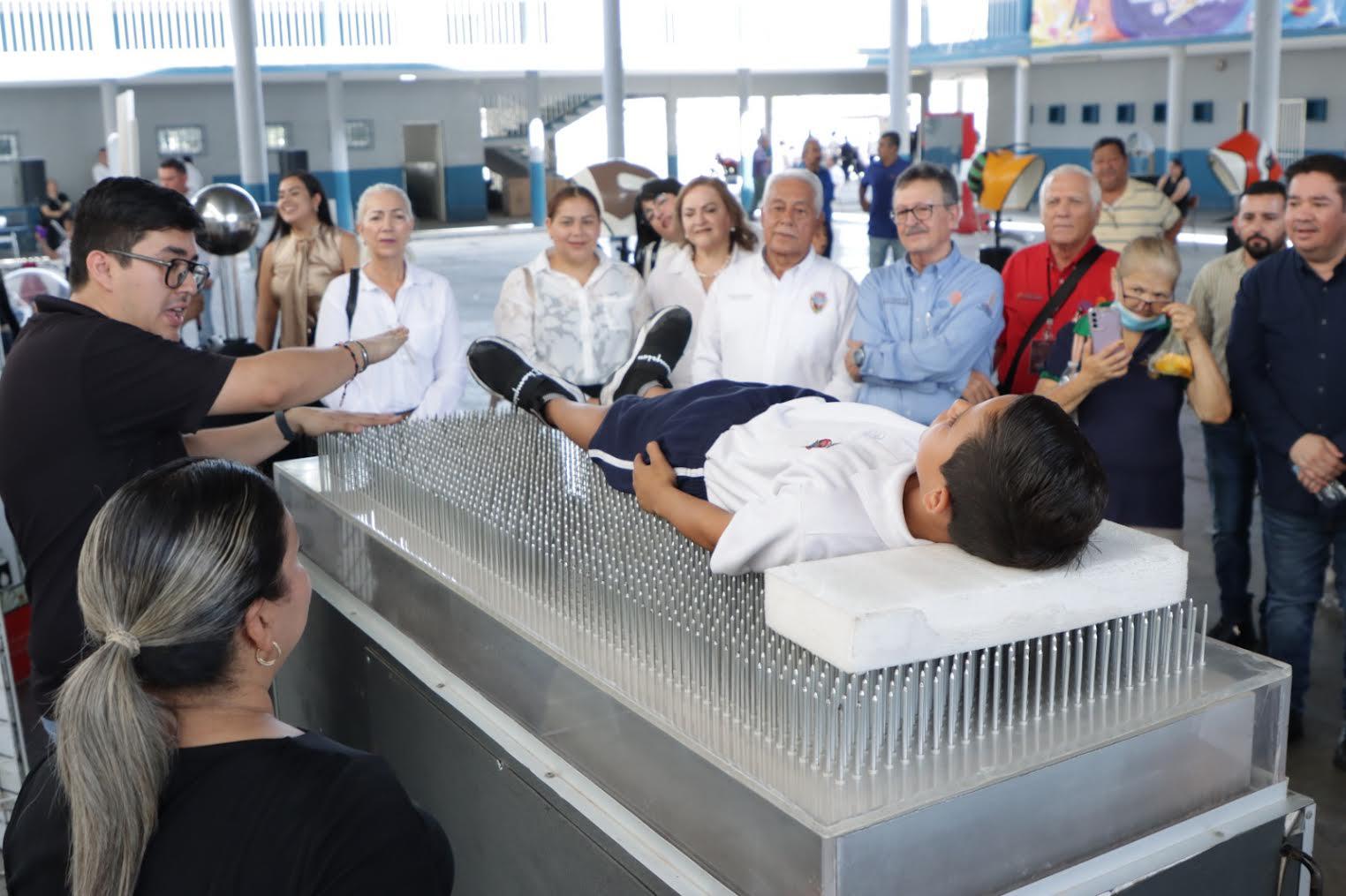 $!La cama de clavos uno de los artículos que más disfrutan los niños.