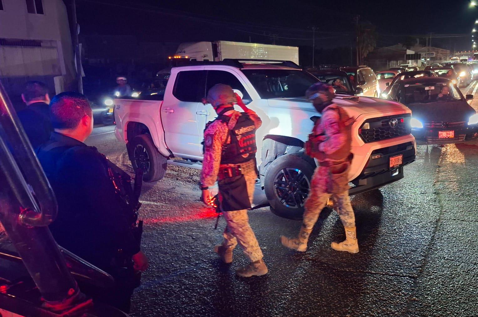 $!Queda motocicleta debajo de una camioneta tras accidente en Mazatlán