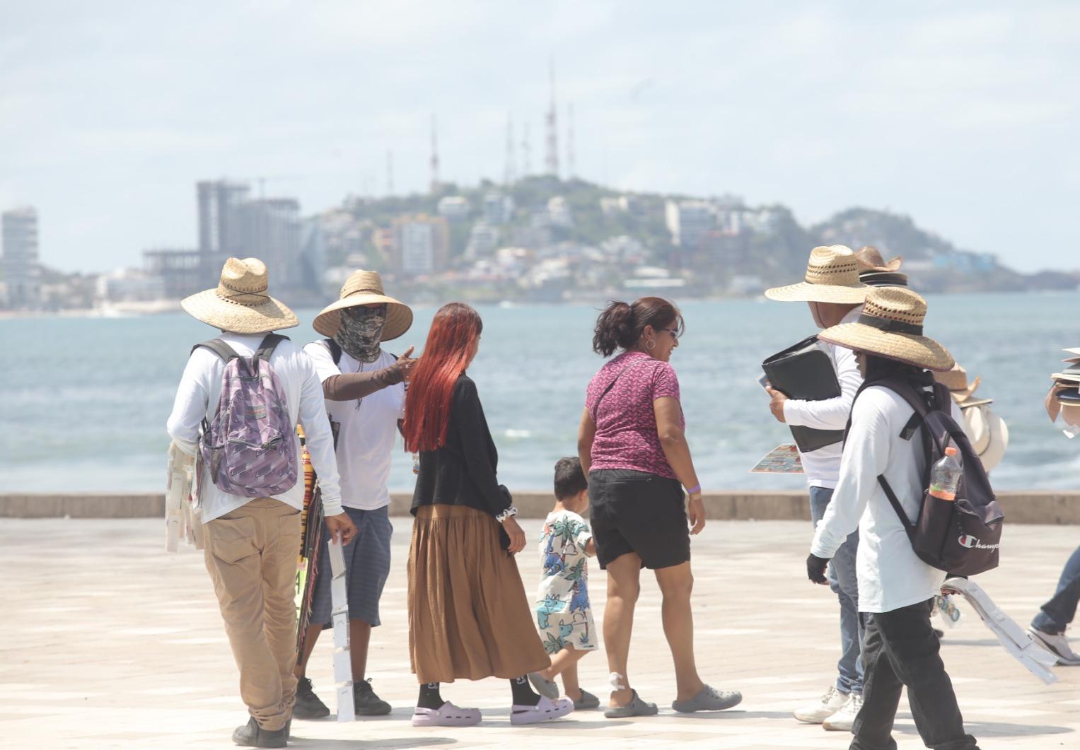 $!Tras las precipitaciones del jueves, Mazatlán alcanza temperaturas de 35 a 40 grados centígrados este viernes