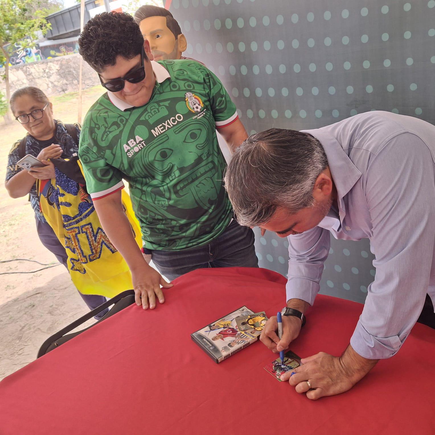 $!Pável Pardo convive con aficionados en ‘Culiacán: La Fiesta del Futbol’