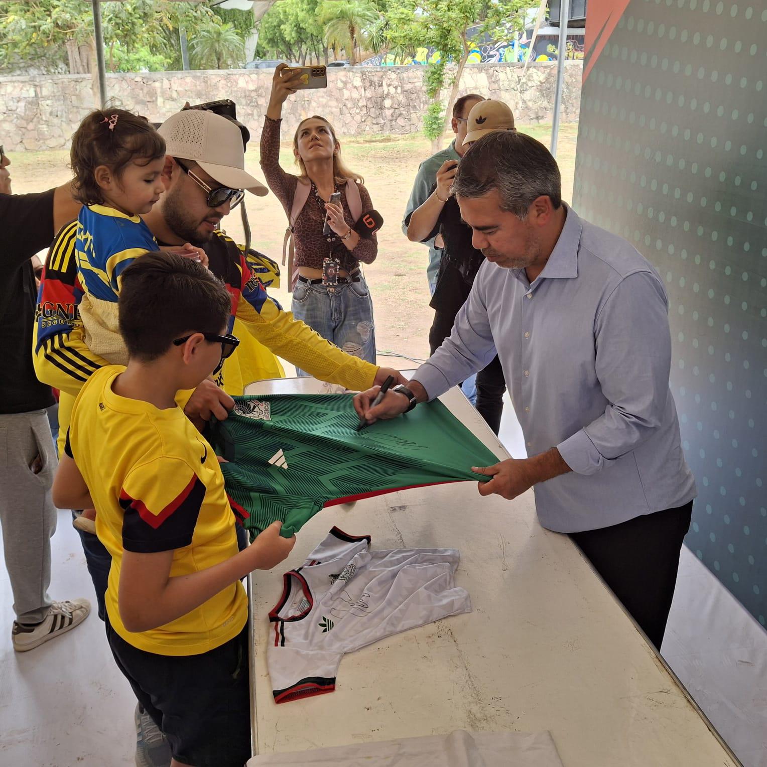 $!Pável Pardo convive con aficionados en ‘Culiacán: La Fiesta del Futbol’