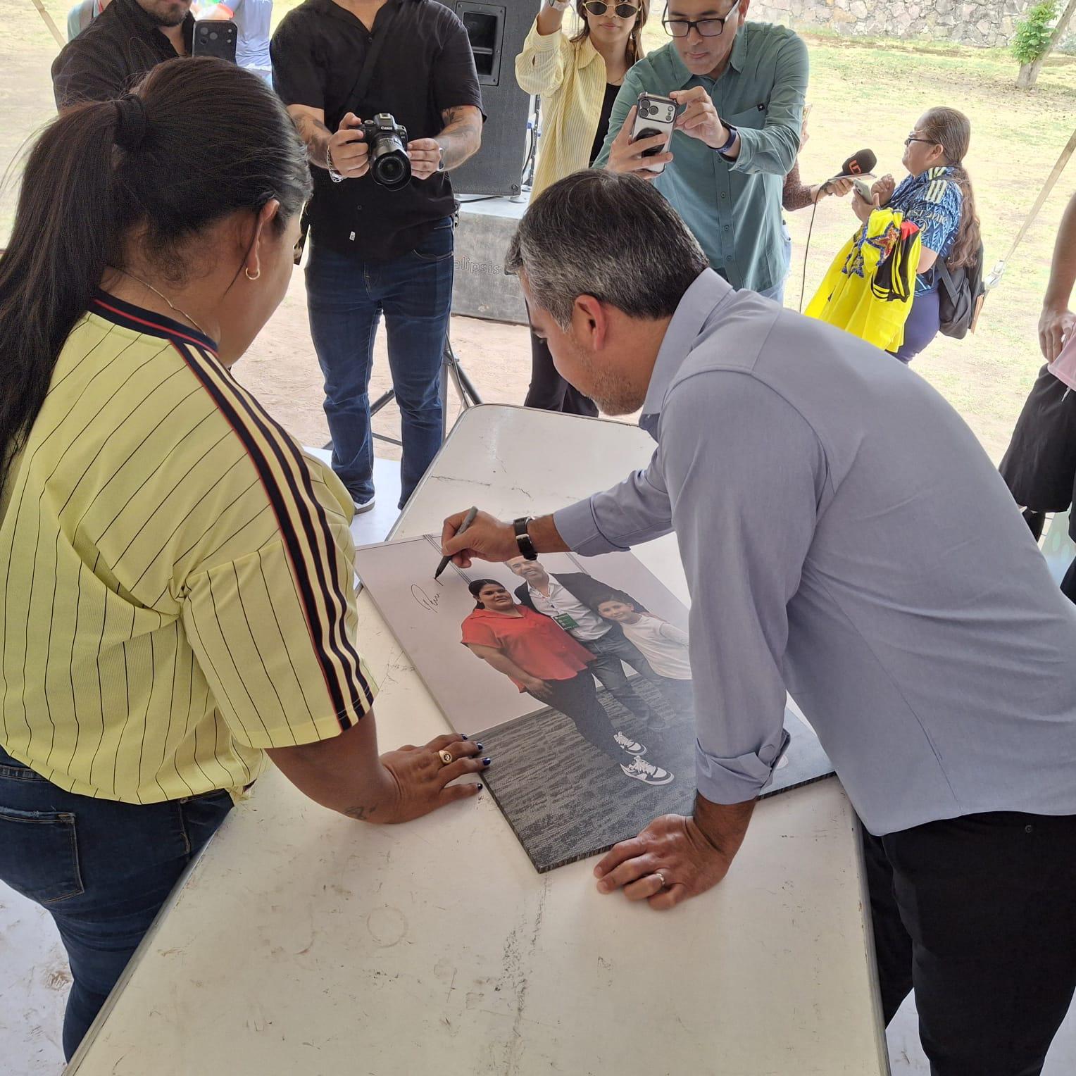 $!Pável Pardo convive con aficionados en ‘Culiacán: La Fiesta del Futbol’