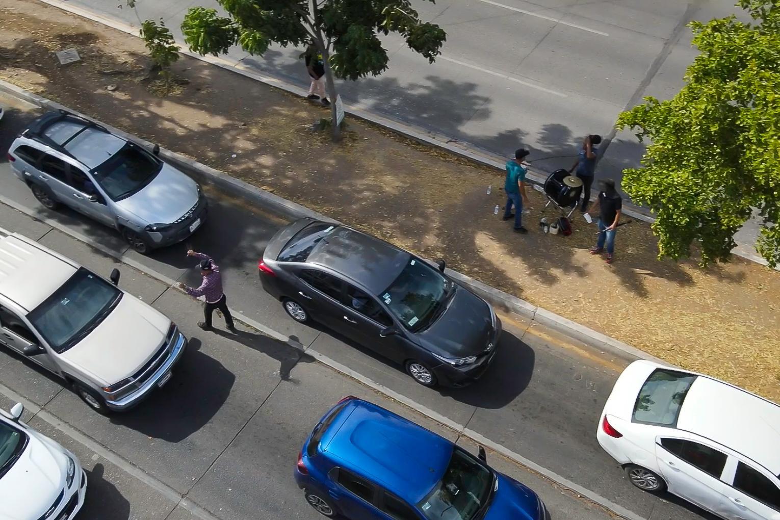 $!Cuatro meses en resistencia: banderos de Culiacán luchan en la calle a punta de versos, viento y percusiones