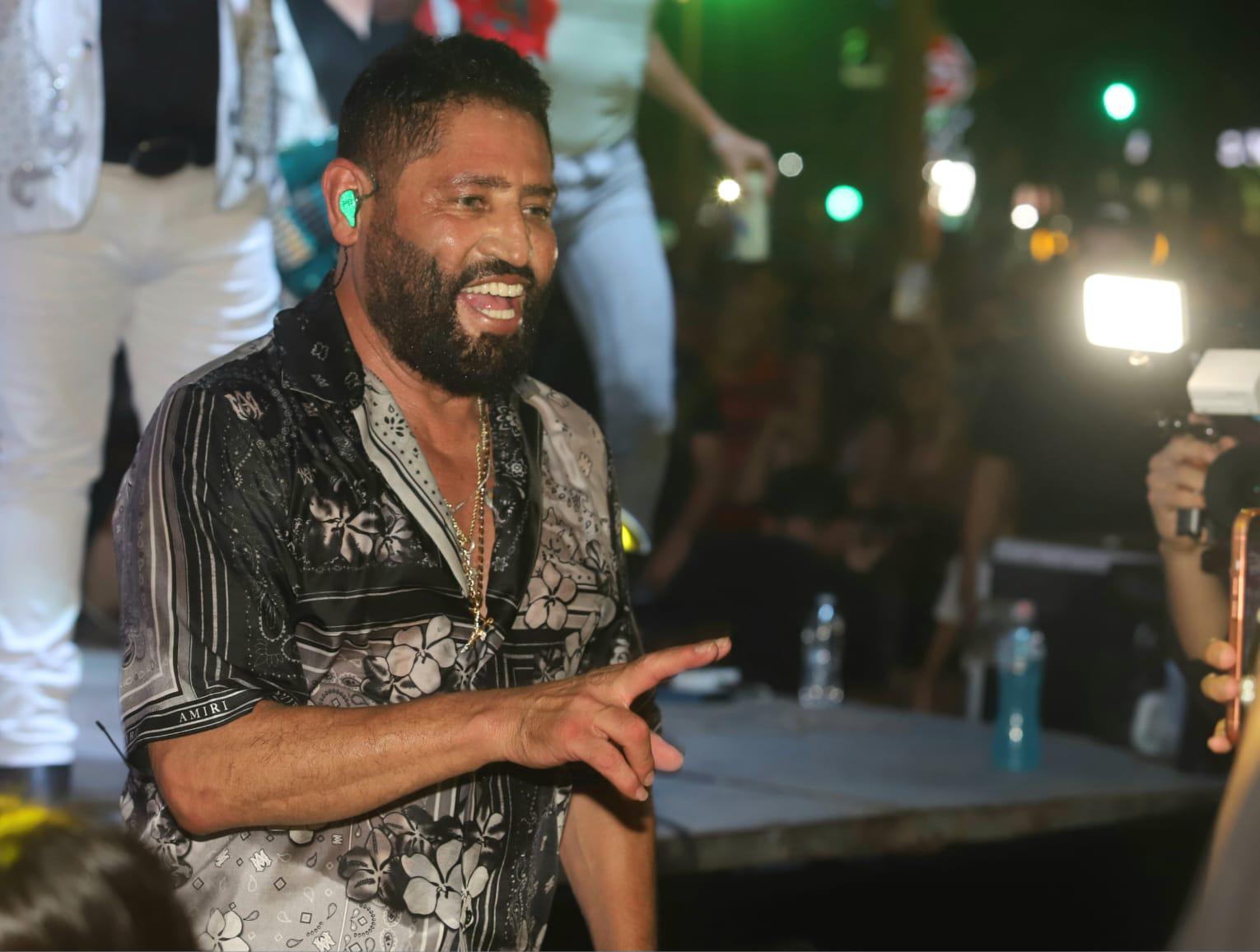 $!Pancho Barraza enamora a Mazatlán con concierto en el malecón