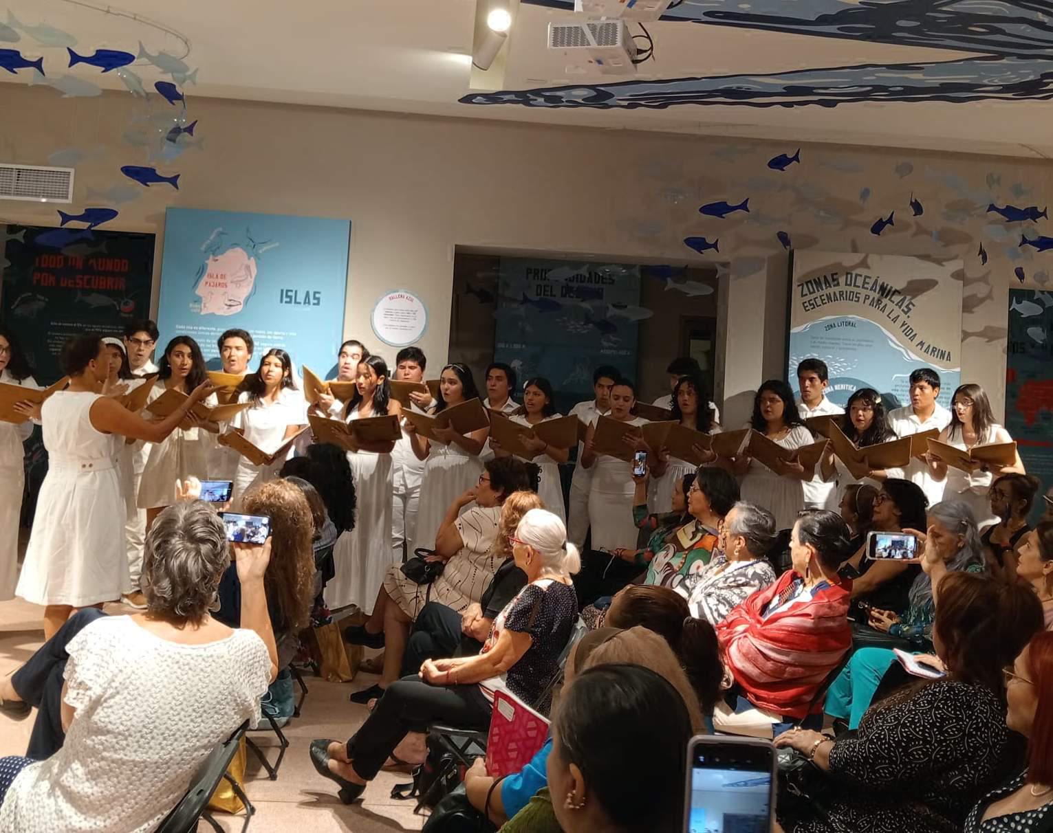 $!El Coro de la Universidad Autónoma de Occidente, dirigido por la maestra Leonor Arriola aportó un matiz solemne al homenaje.