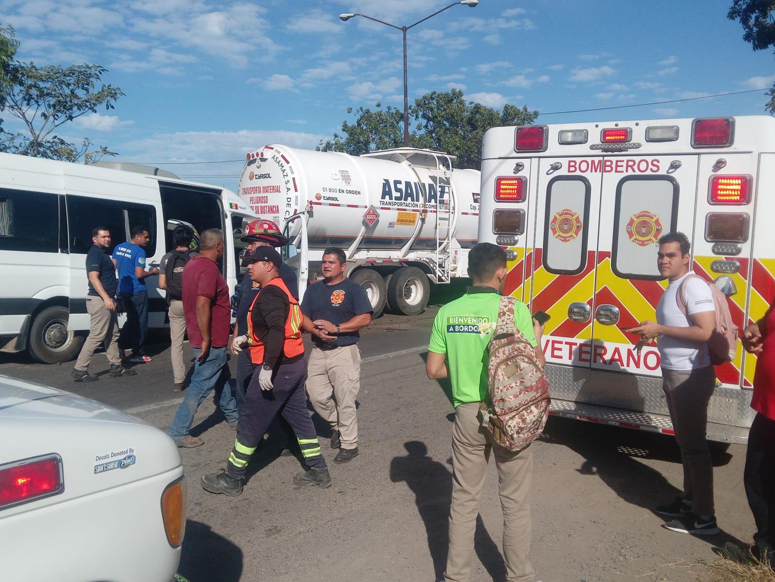 $!Se registra volcadura y carambola en la Carretera Internacional frente al Cereso de Mazatlán