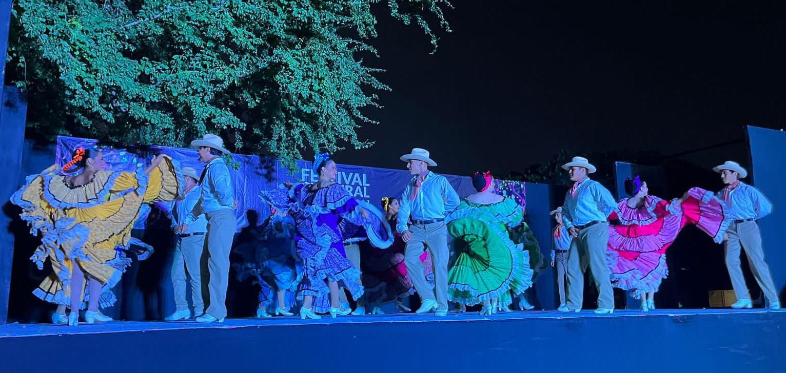 $!Bailes con música sinaloenses presentaron los bailarines.