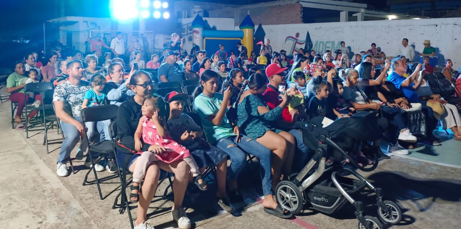 $!El público disfrutó de una alegre tarde de música y baile tradicional.