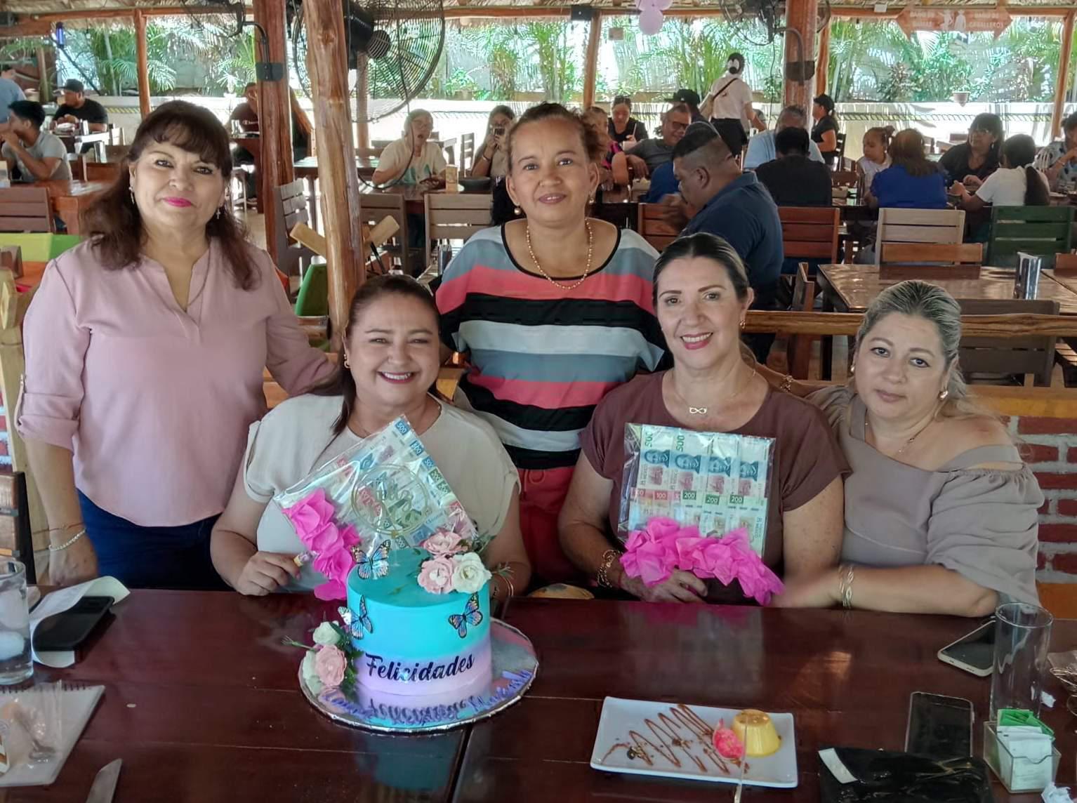 $!Lupita Solís y Isela Cárdenas. Sentadas, Marisela González, Laura Gárate y Ana María Angulo.
