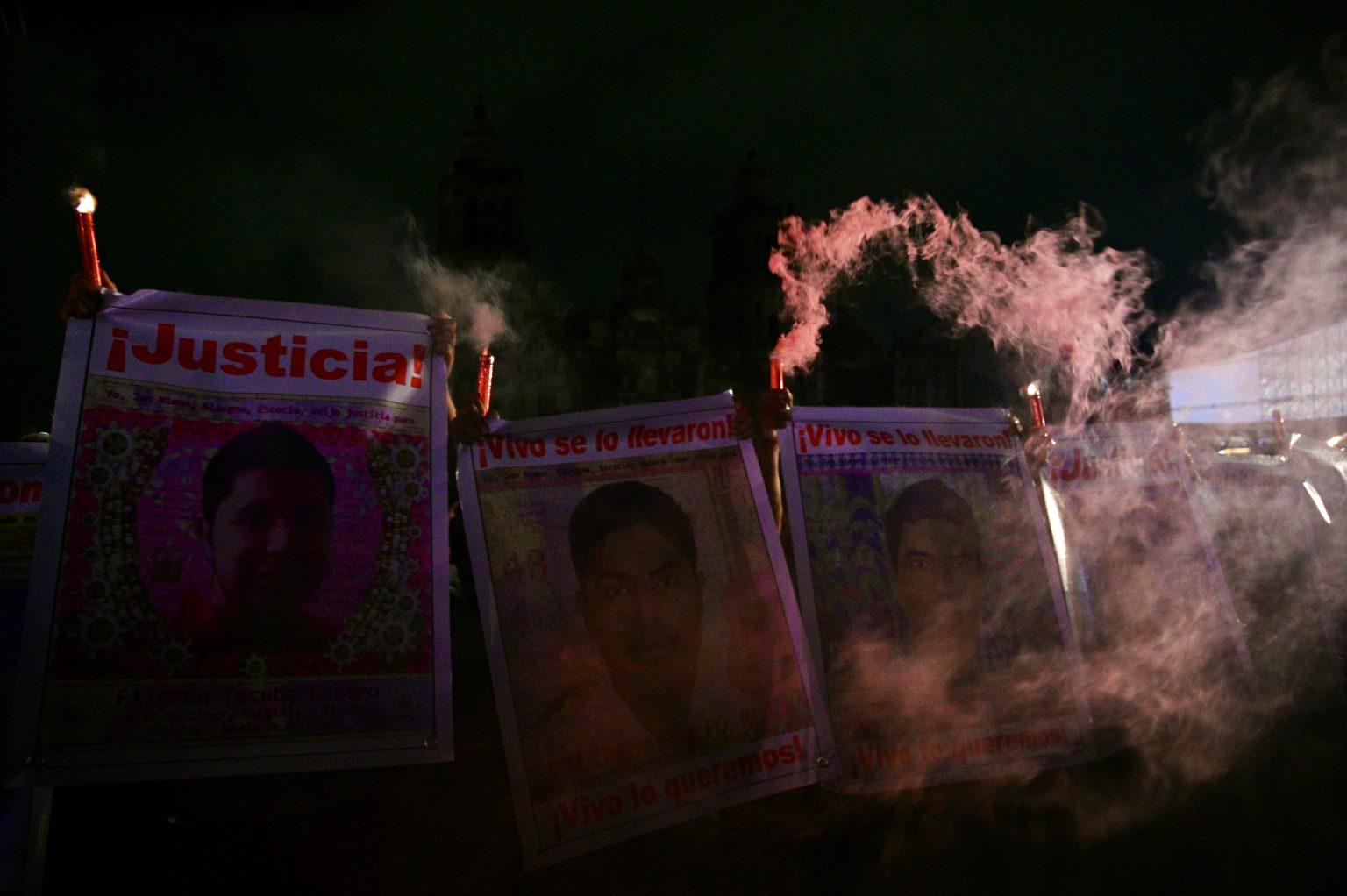 $!Protesta encabezada por los alumnos de la Escuela Normal Rural “Raúl Isidro Burgos” de Ayotzinapa, por la desaparición en Guerrero de sus 43 compañeros.