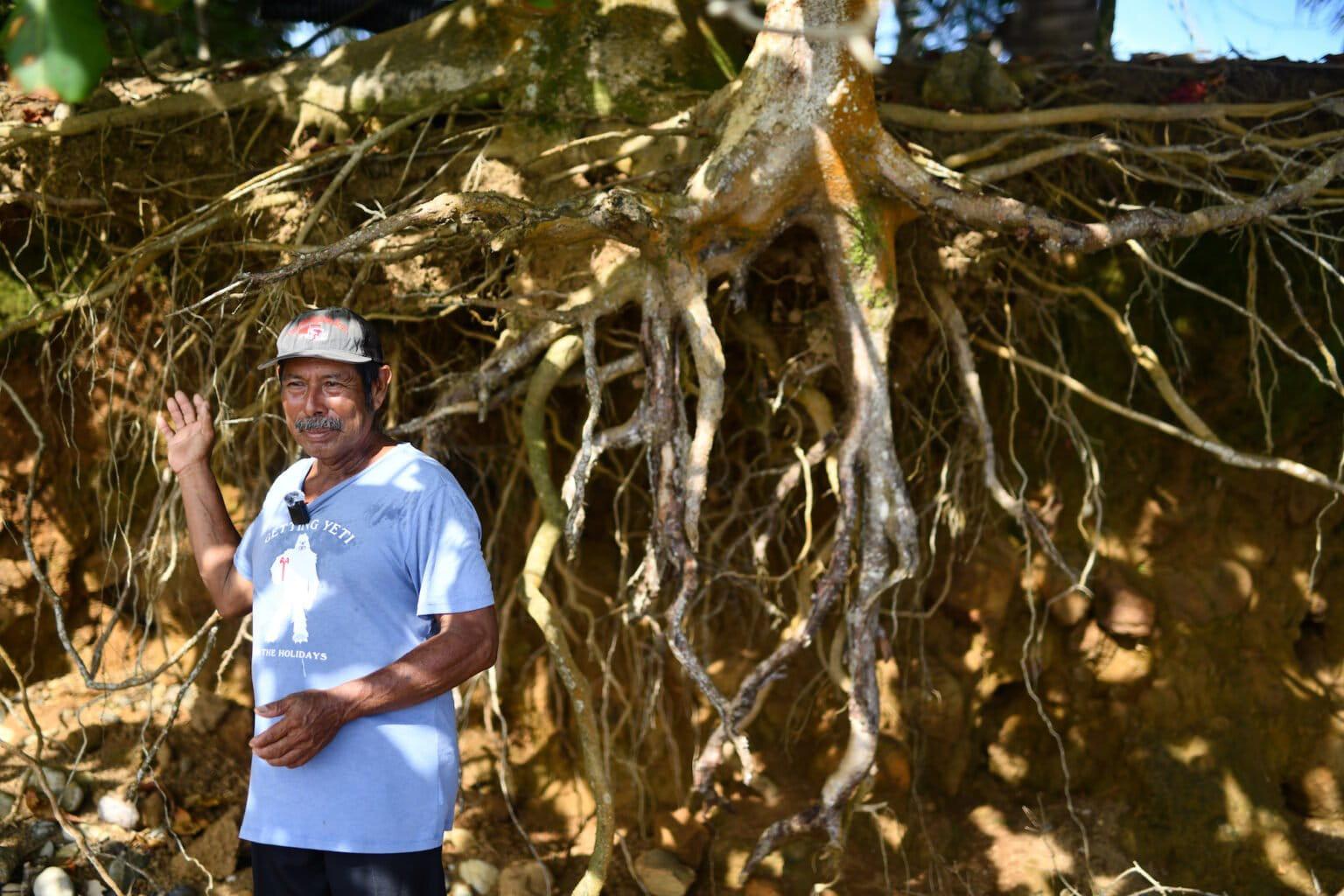 $!Martín Valerio, presidente de la cooperativa Faro de Zapotitlán, dice que la erosión costera es una de las amenazas más graves para la comunidad.