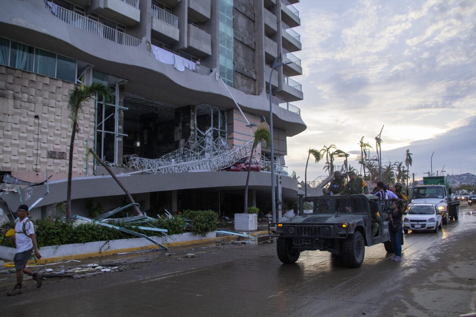 $!Miles de turistas también resultaron afectados mientras vacacionaban en hoteles de Acapulco, previo al huracán Otis.