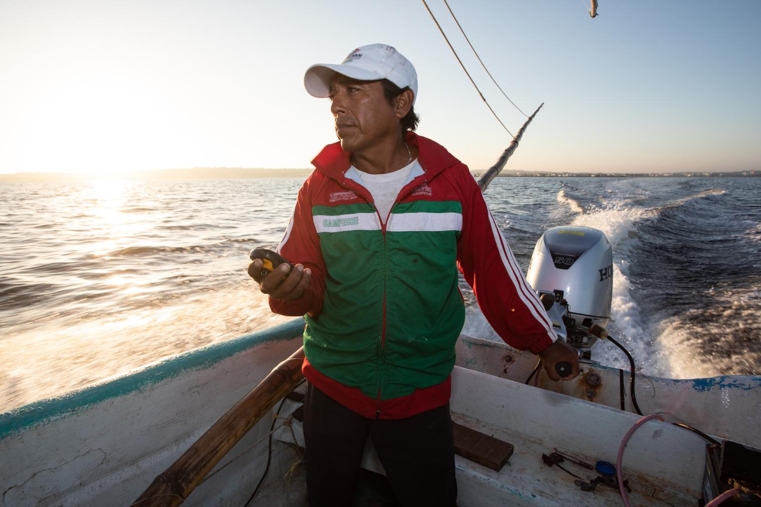 $!Pescador en embarcación, en el mar de Campeche.