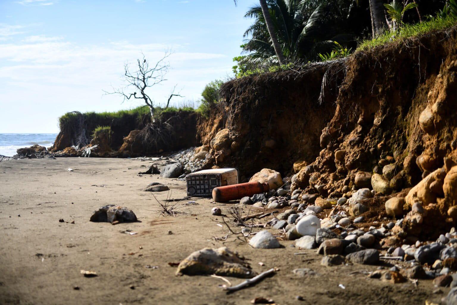 $!Estudios recientes del Instituto Politécnico Nacional advierten que cada año el mar gana un metro más de terreno en Zapotitlán.