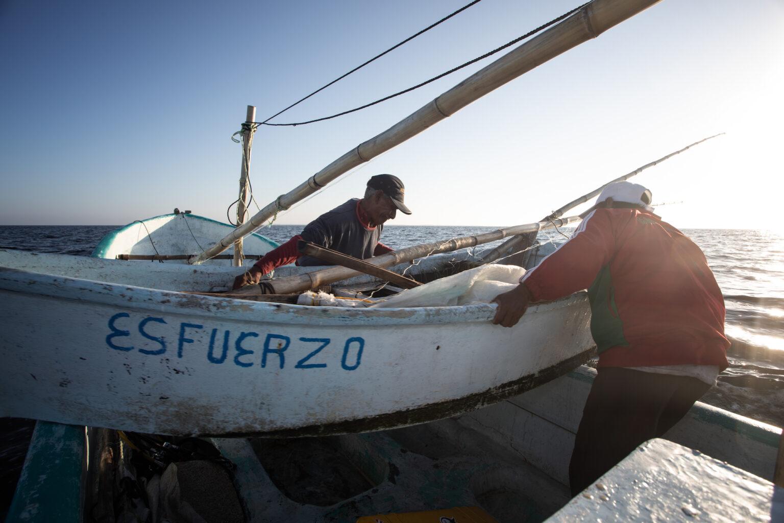 $!Pescadores en la embarcación “Esfuerzo, en Campeche.