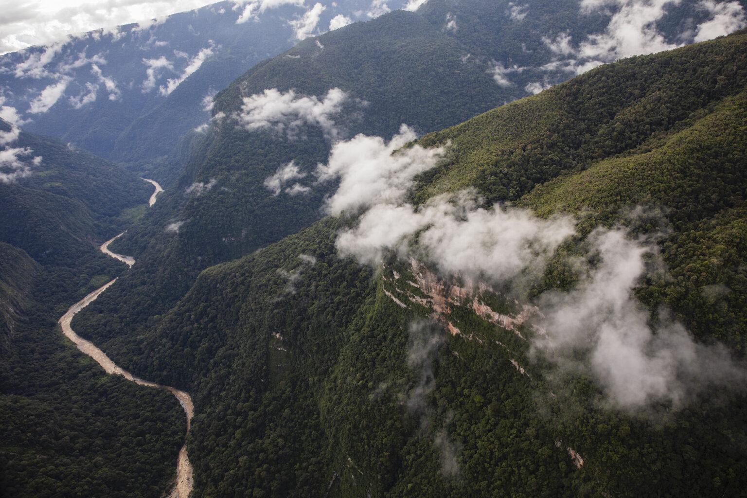 $!En algunos sectores, el Parque Nacional Otishi está formado por montañas de vegetación tupida que llegan a los 4.000 metros de altura.