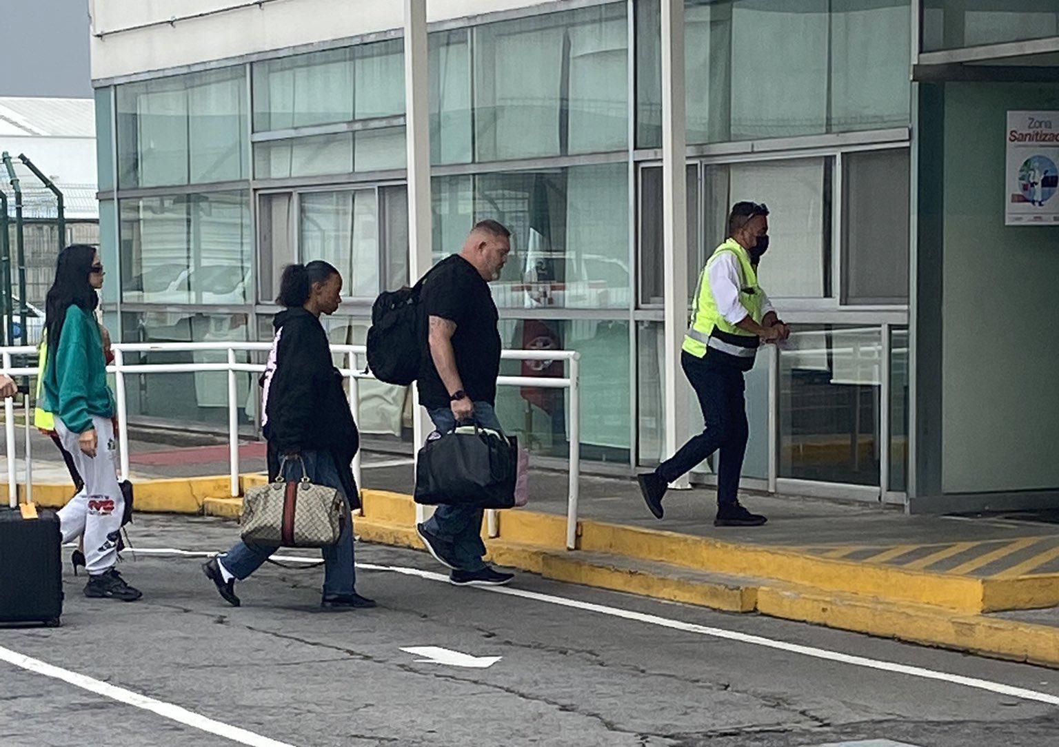 $!Se pasea Dua Lipa en la Ciudad de México, previo a su concierto este miércoles