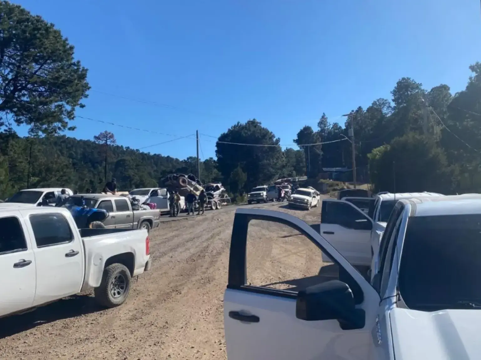 $!Uno de los civiles desplazados resultó herido por una esquirla en la pierna.