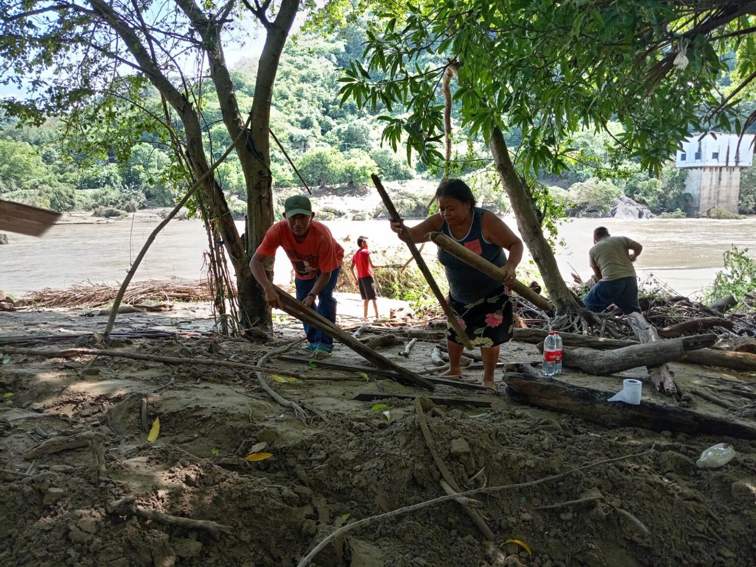 $!Habitantes de los poblados de Xolapa y El Papagayo perdieron sus enramadas a orillas del río Papagayo, por las lluvias de Otis.