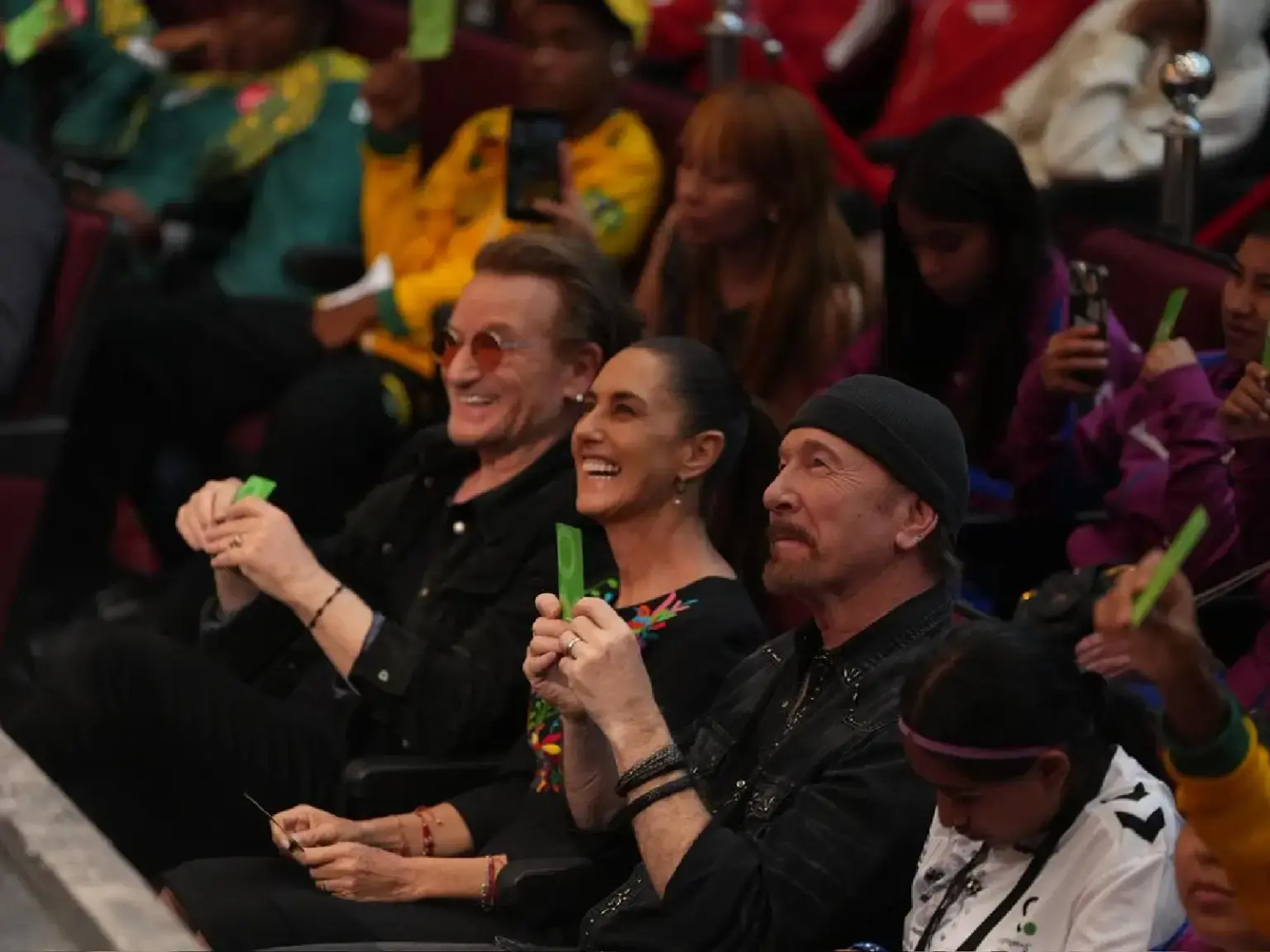 $!La mandataria con la banda irlandesa U2.
