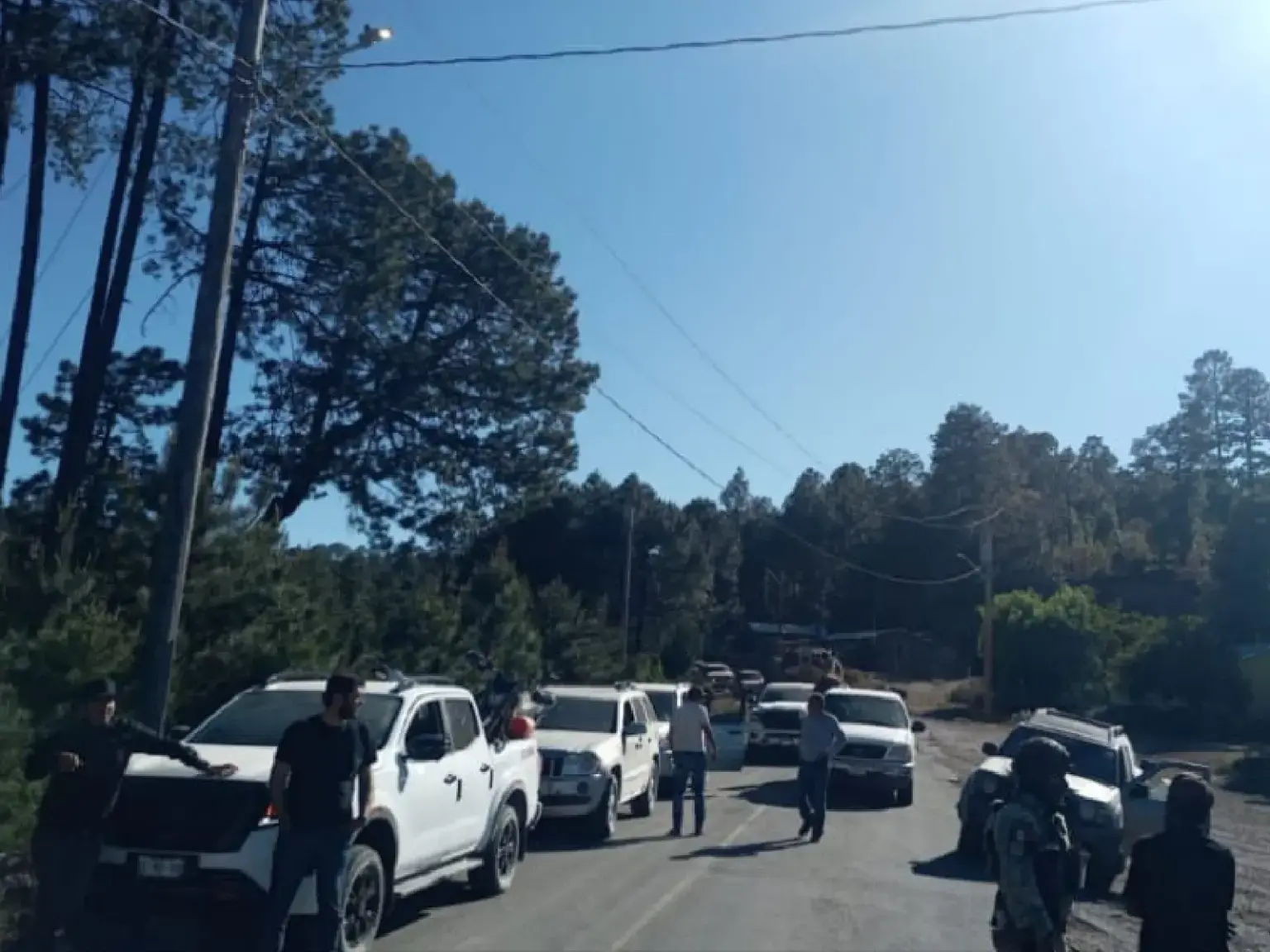 $!Atacan a balazos a agentes de la Fiscalía de Chihuahua que escoltaban a desplazados de Durango