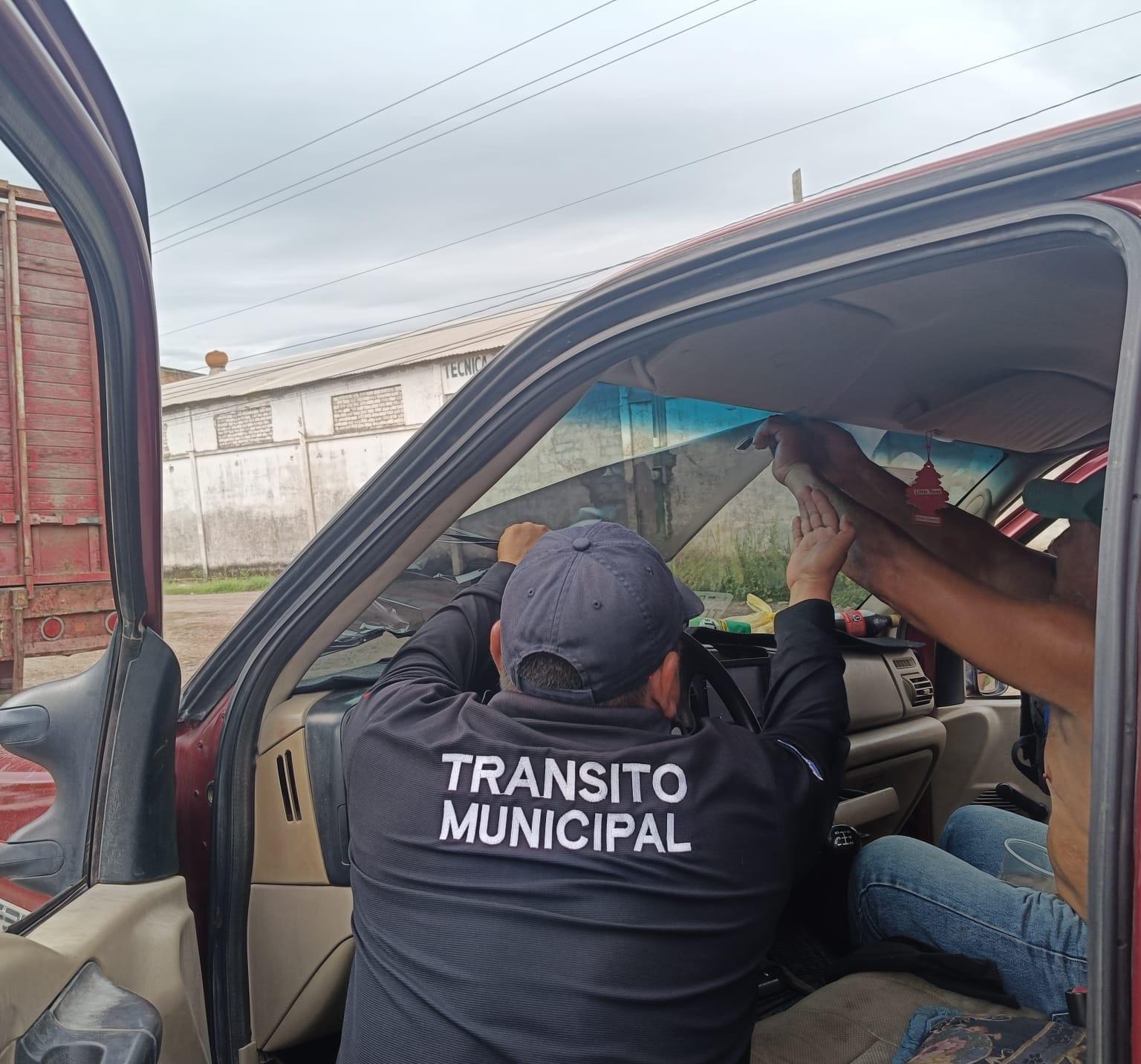 $!Intensifican en Escuinapa el retiro de polarizados en vehículos