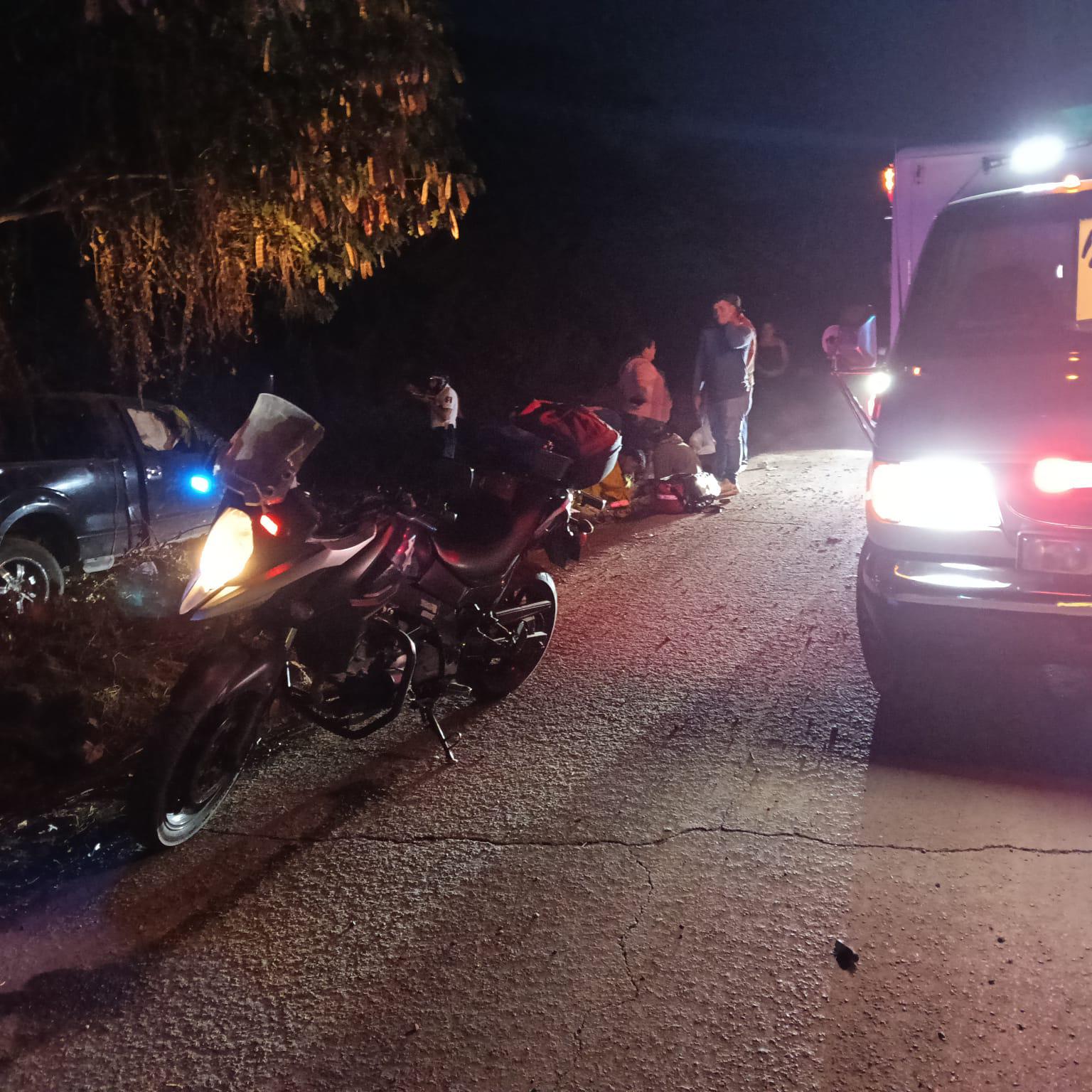 $!Camioneta se sale de la carretera Villa Unión-Walamo y choca contra árbol