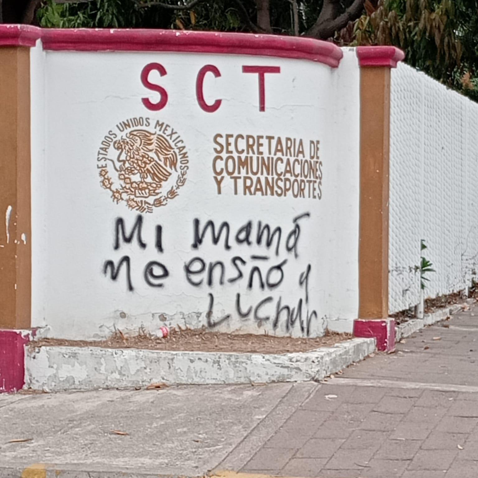 $!Marchan en Mazatlán por el 8M y terminan pintando edificios