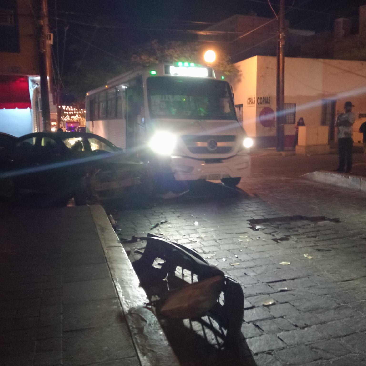 $!Choque entre camión urbano y automóvil deja lesionados en el Centro de Mazatlán