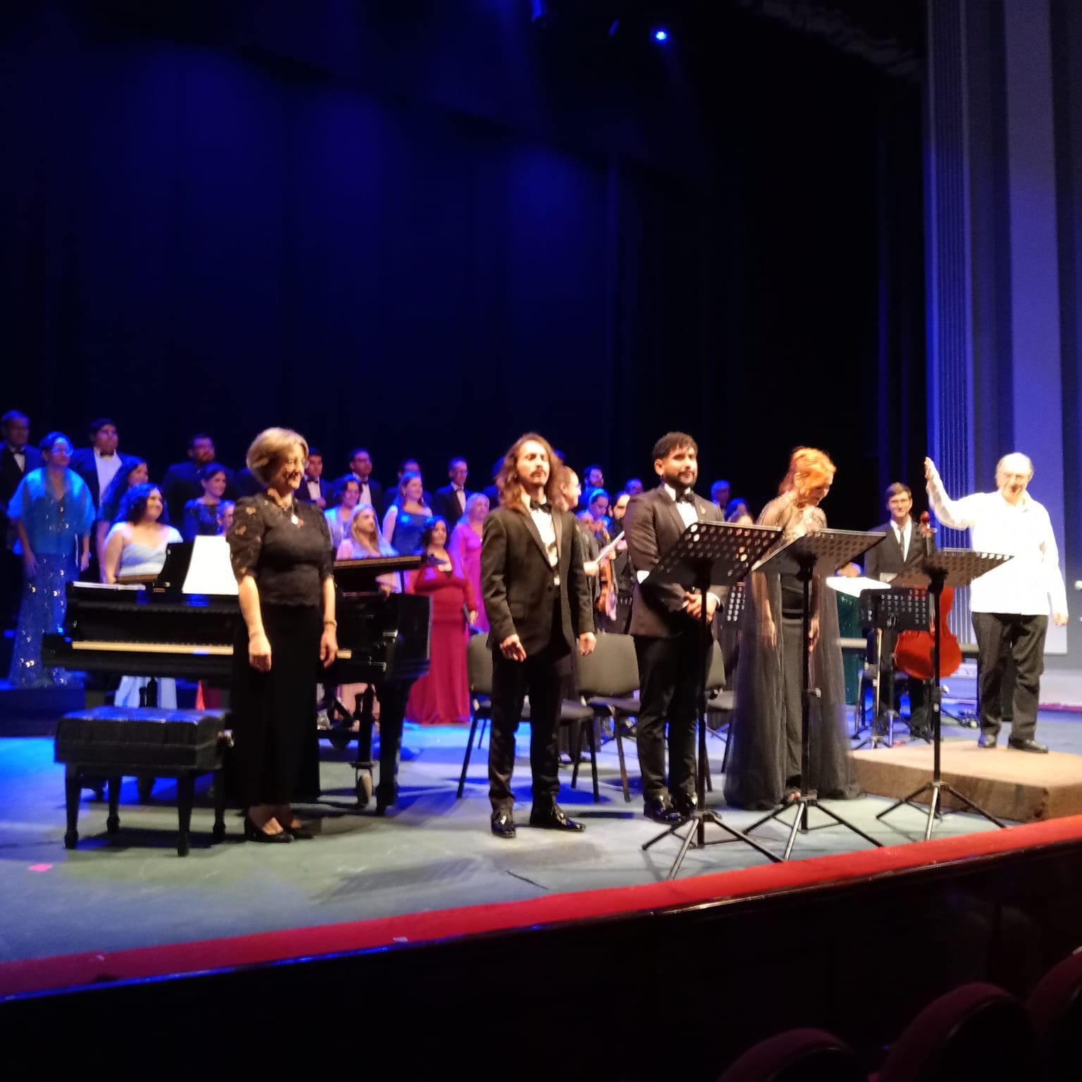 $!Coros de Culiacán y Mazatlán, junto a destacados solistas, ofrecieron una interpretación llena de solemnidad en el Teatro Ángela Peralta, como parte de la 16 edición de la Temporada Gordon Campbell.