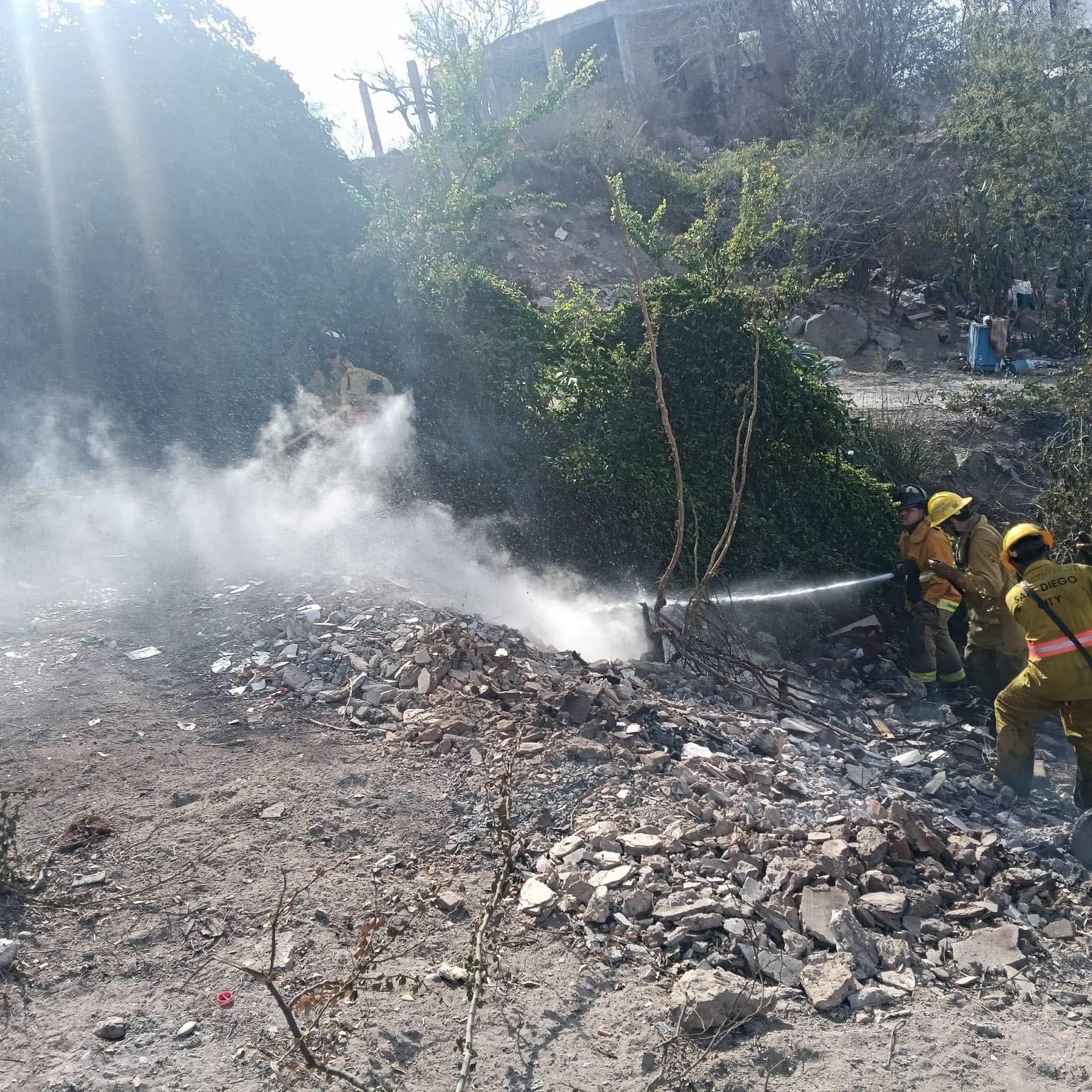 $!Se incendia baldío en Cerro del Obispado, en el Centro de Mazatlán