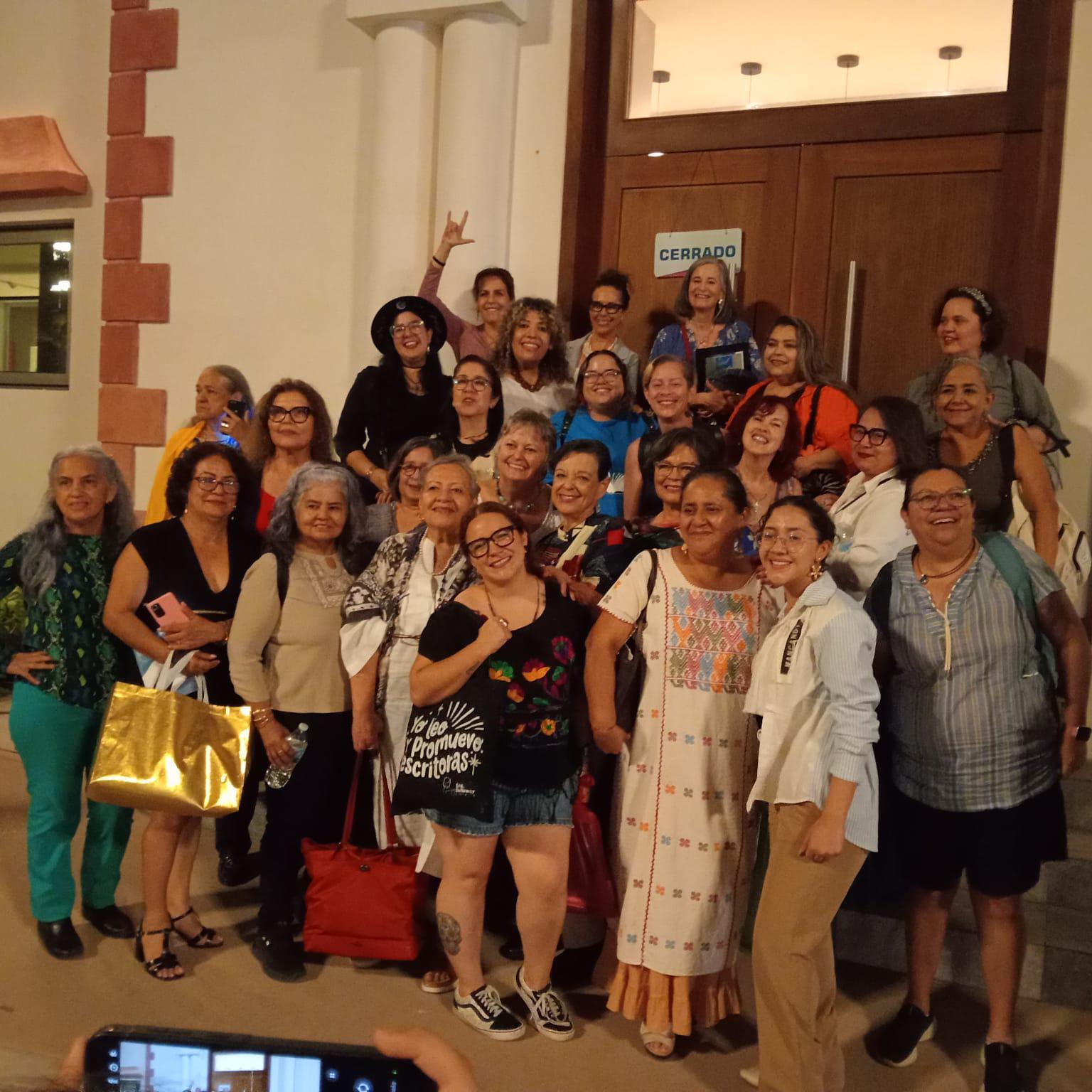 $!Mónica se tomó la fotografía del recuerdo con algunas de las participantes en el encuentro.