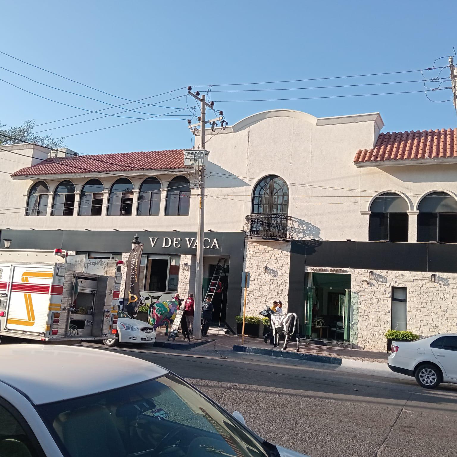 $!Se incendia cocina de eventos del Restaurante V de Vaca en pleno centro de Los Mochis