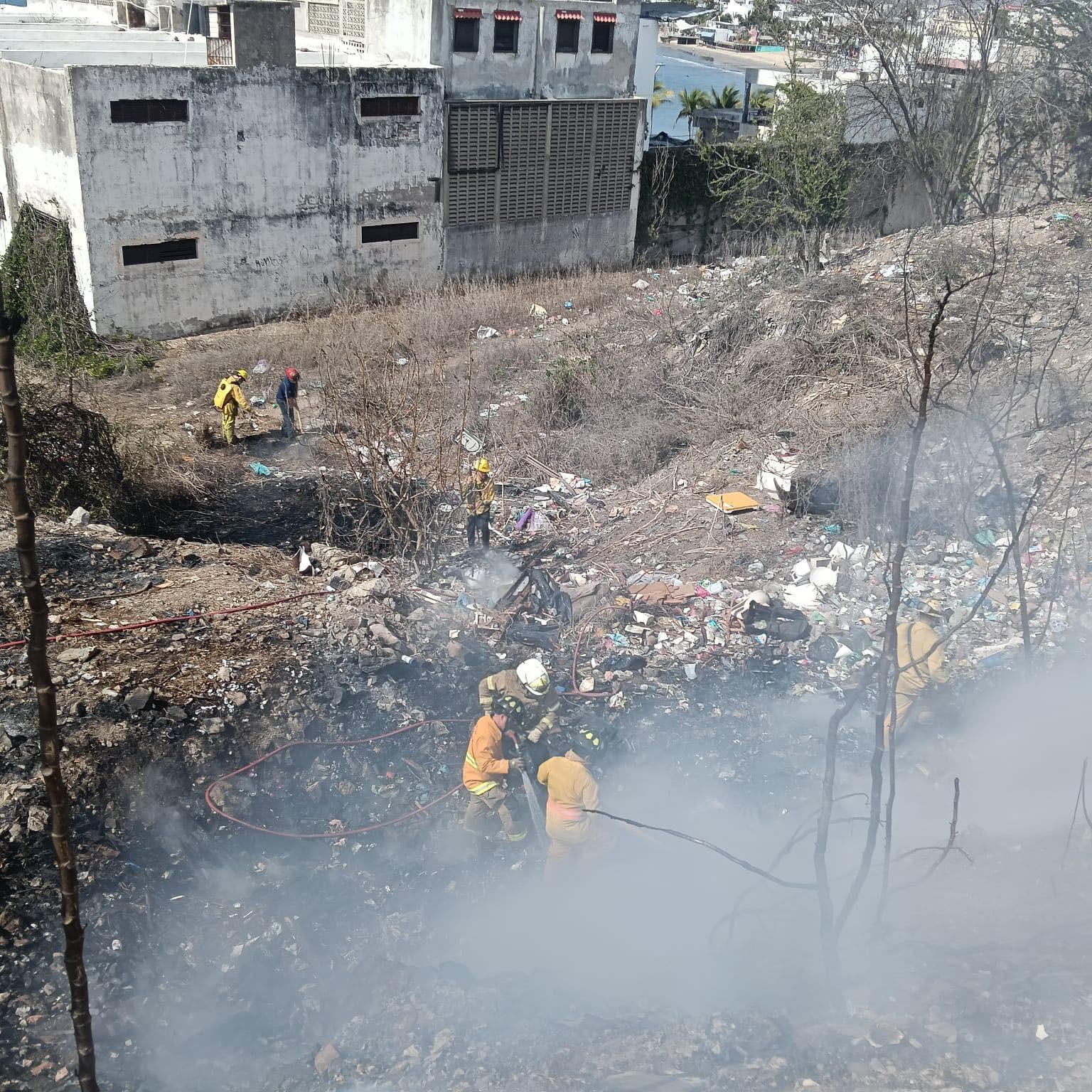 $!Se incendia baldío en Cerro del Obispado, en el Centro de Mazatlán