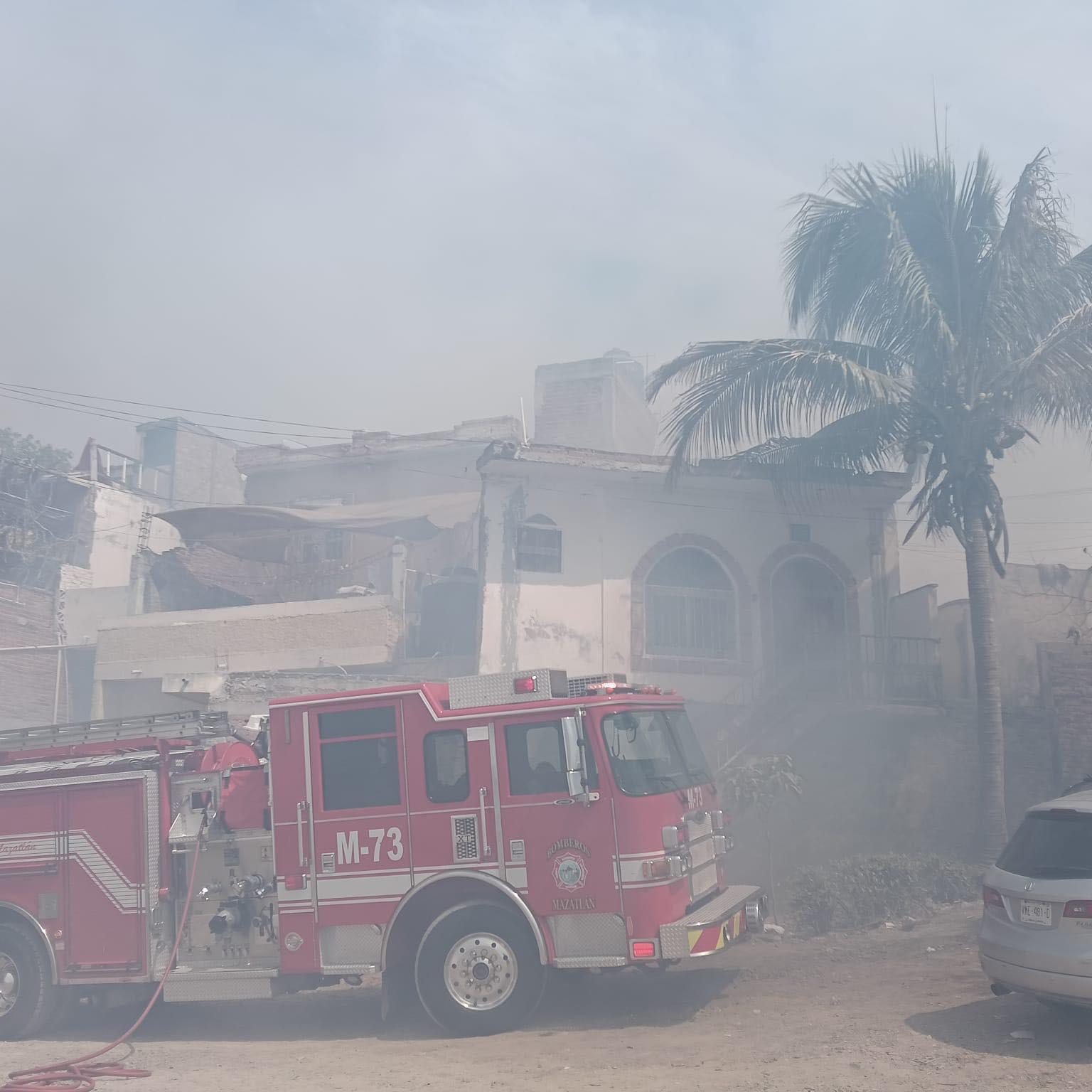 $!Se incendia baldío en Cerro del Obispado, en el Centro de Mazatlán