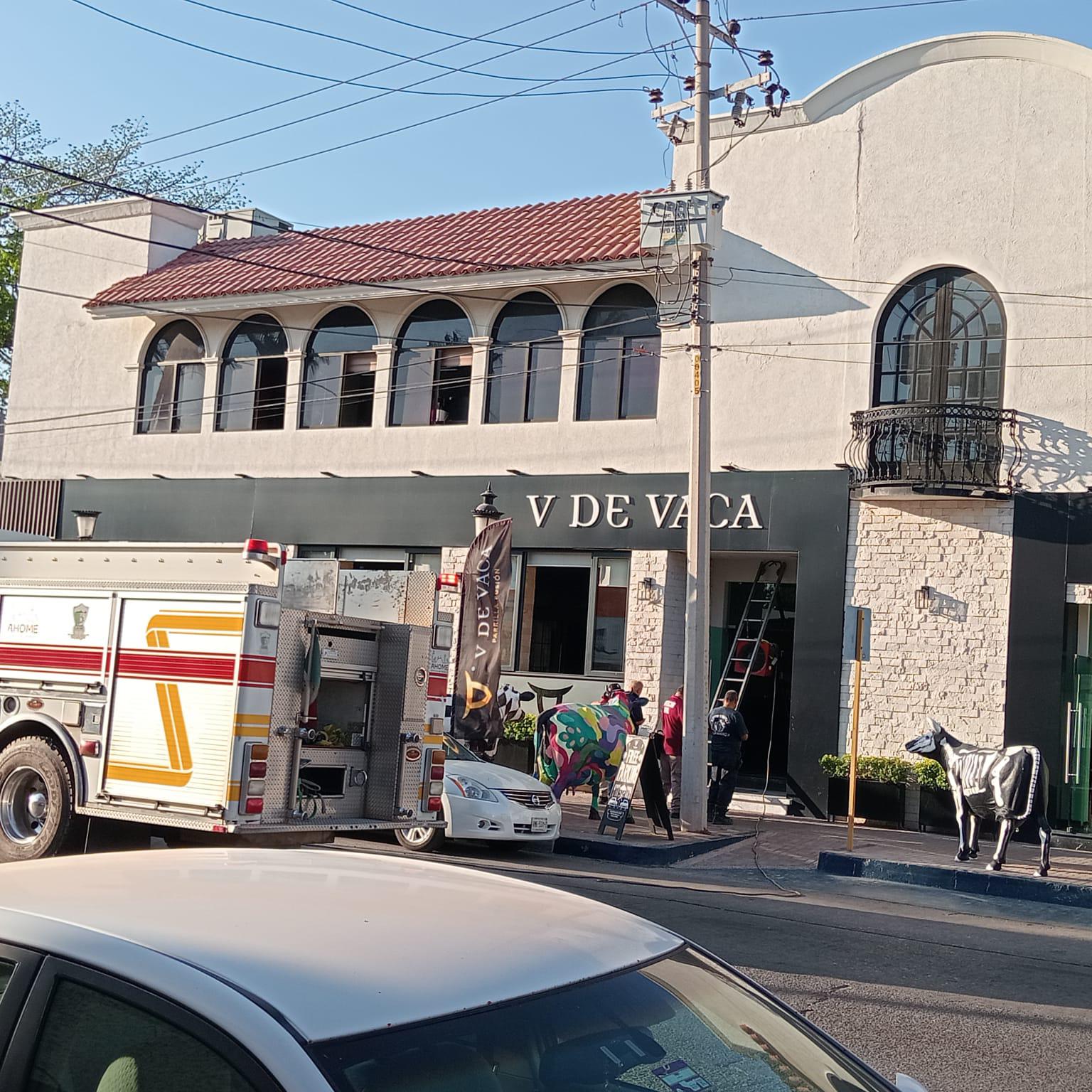 $!Se incendia cocina de eventos del Restaurante V de Vaca en pleno centro de Los Mochis