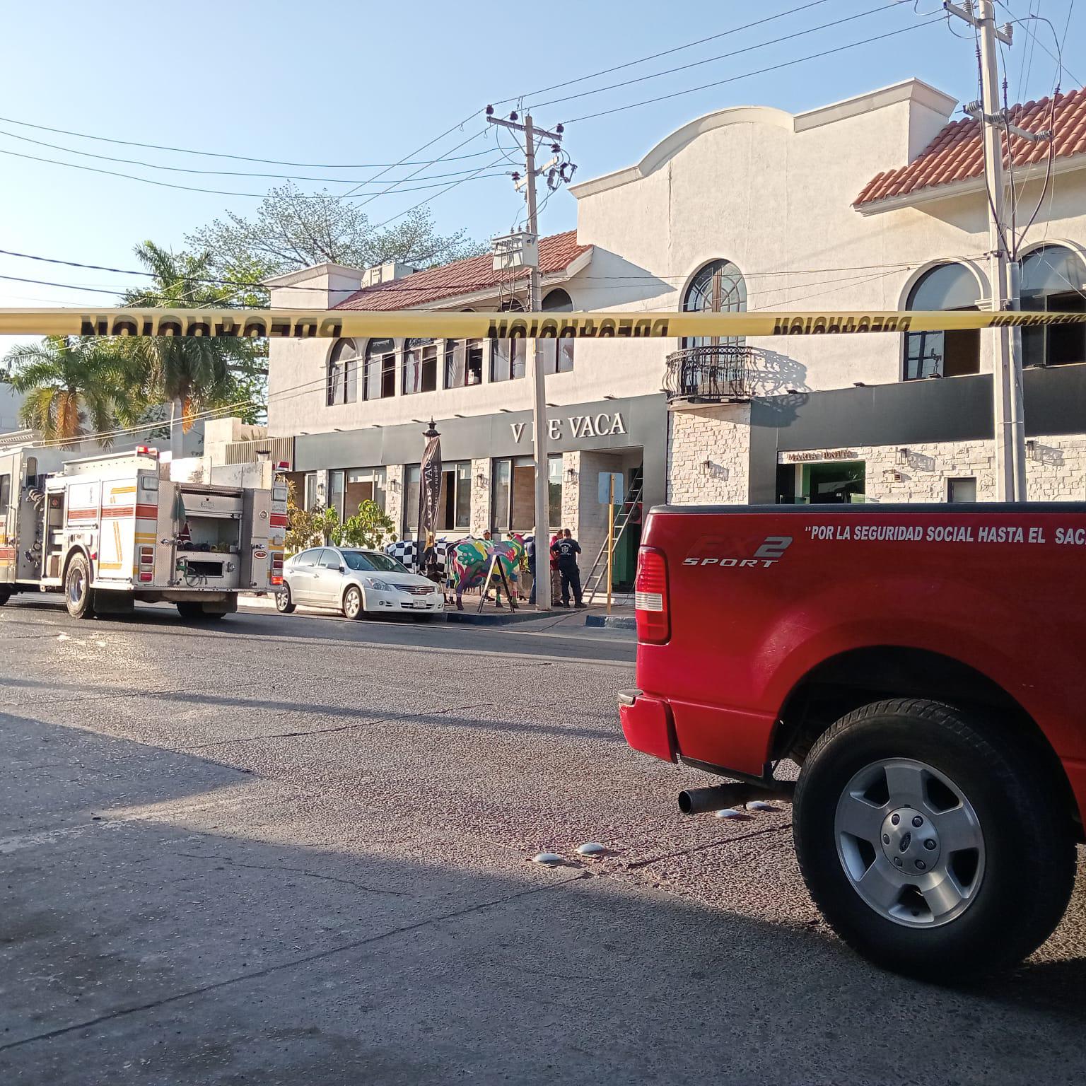 $!Se incendia cocina de eventos del Restaurante V de Vaca en pleno centro de Los Mochis